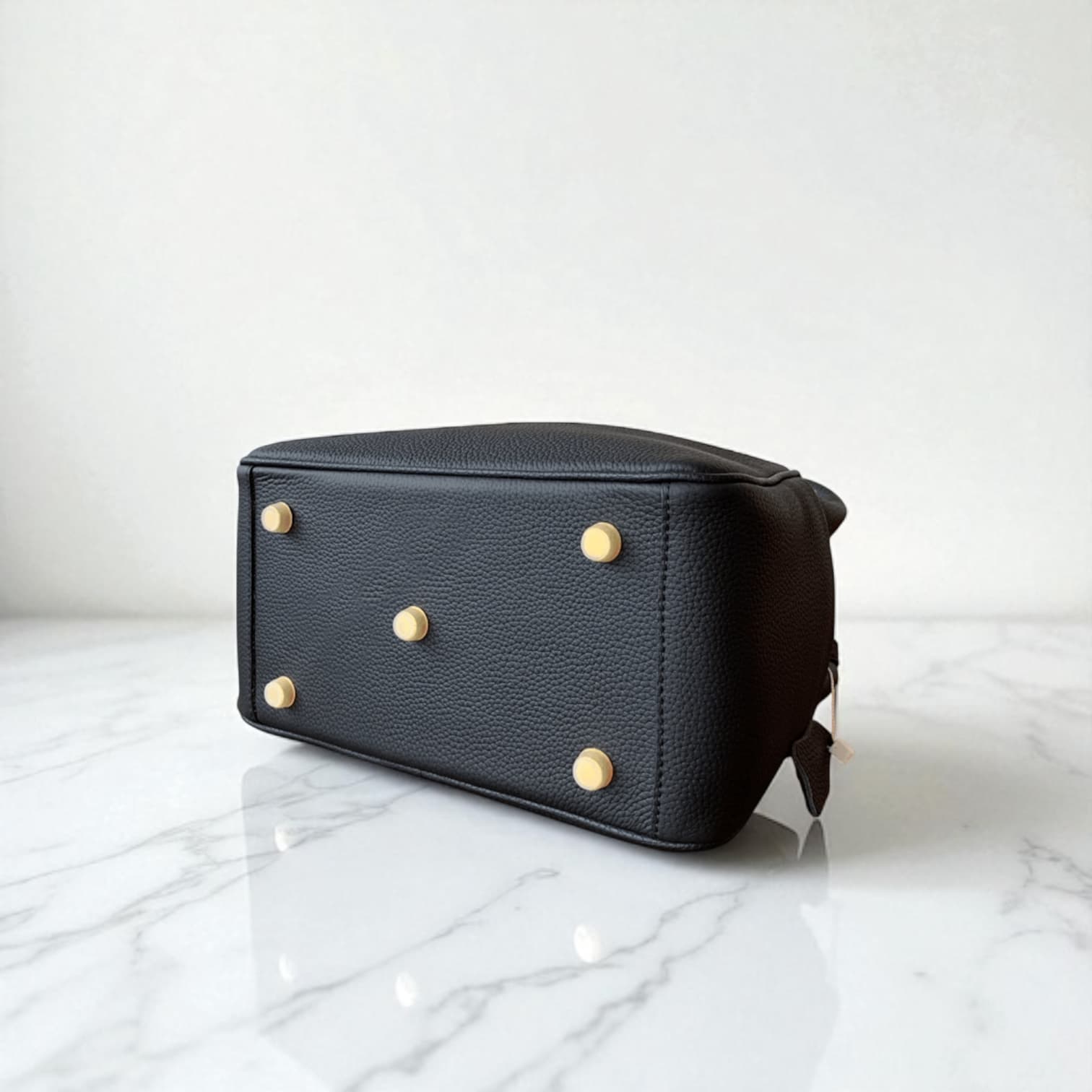 212 牛革RDバッグ Mサイズ ブラック / 肩掛けでも、手に持っても美しく見える計算されたハンドル設計