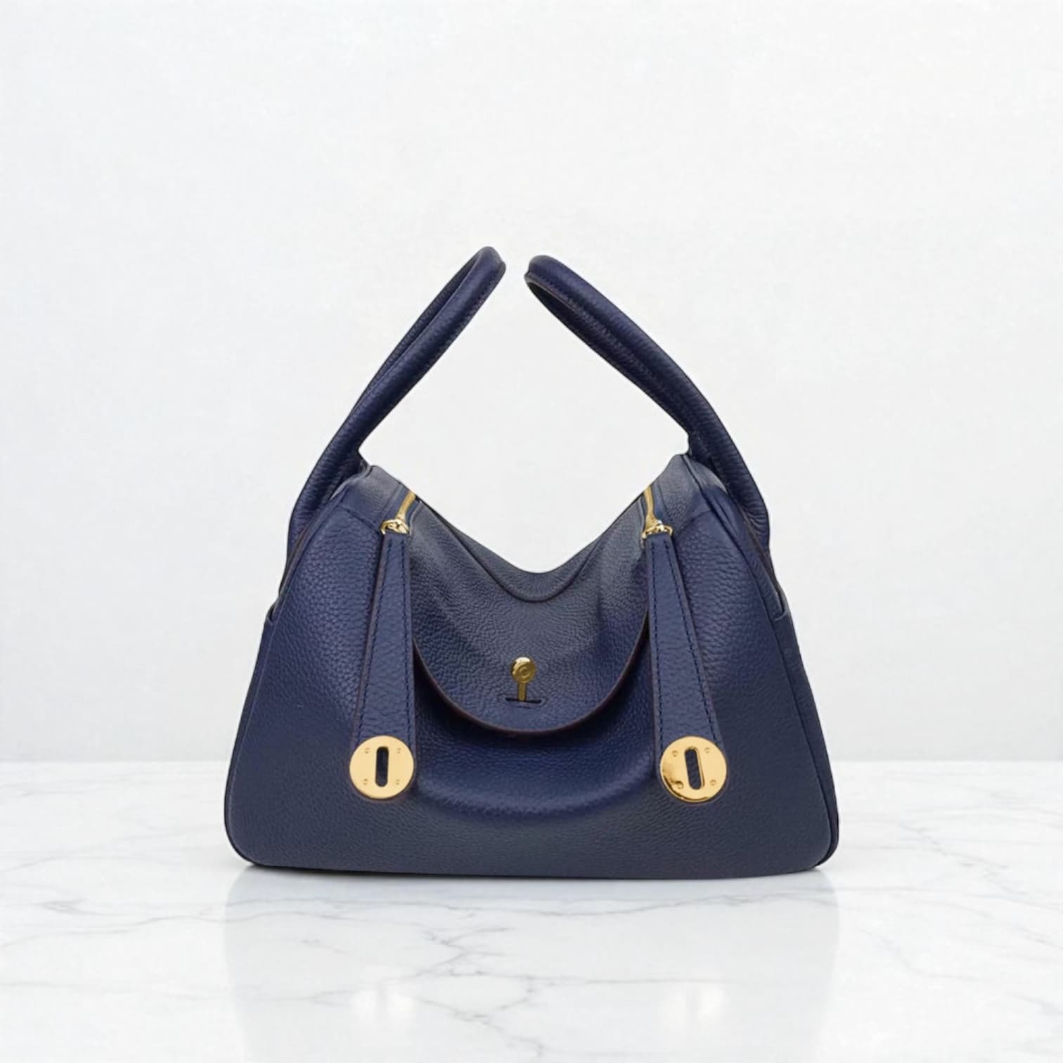 212 牛革RDバッグ Mサイズ ネイビー / 肩掛けでも、手に持っても美しく見える計算されたハンドル設計