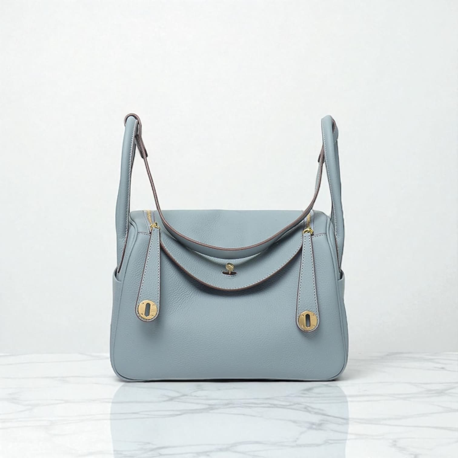 212 牛革RDバッグ Mサイズ ブルー / 肩掛けでも、手に持っても美しく見える計算されたハンドル設計