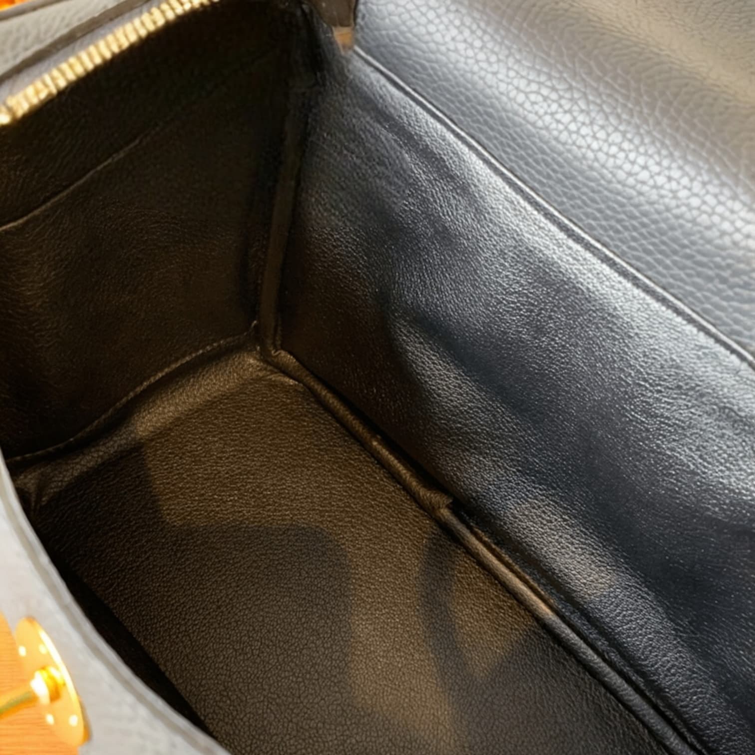 212 牛革RDバッグ Mサイズ ブラック / 肩掛けでも、手に持っても美しく見える計算されたハンドル設計