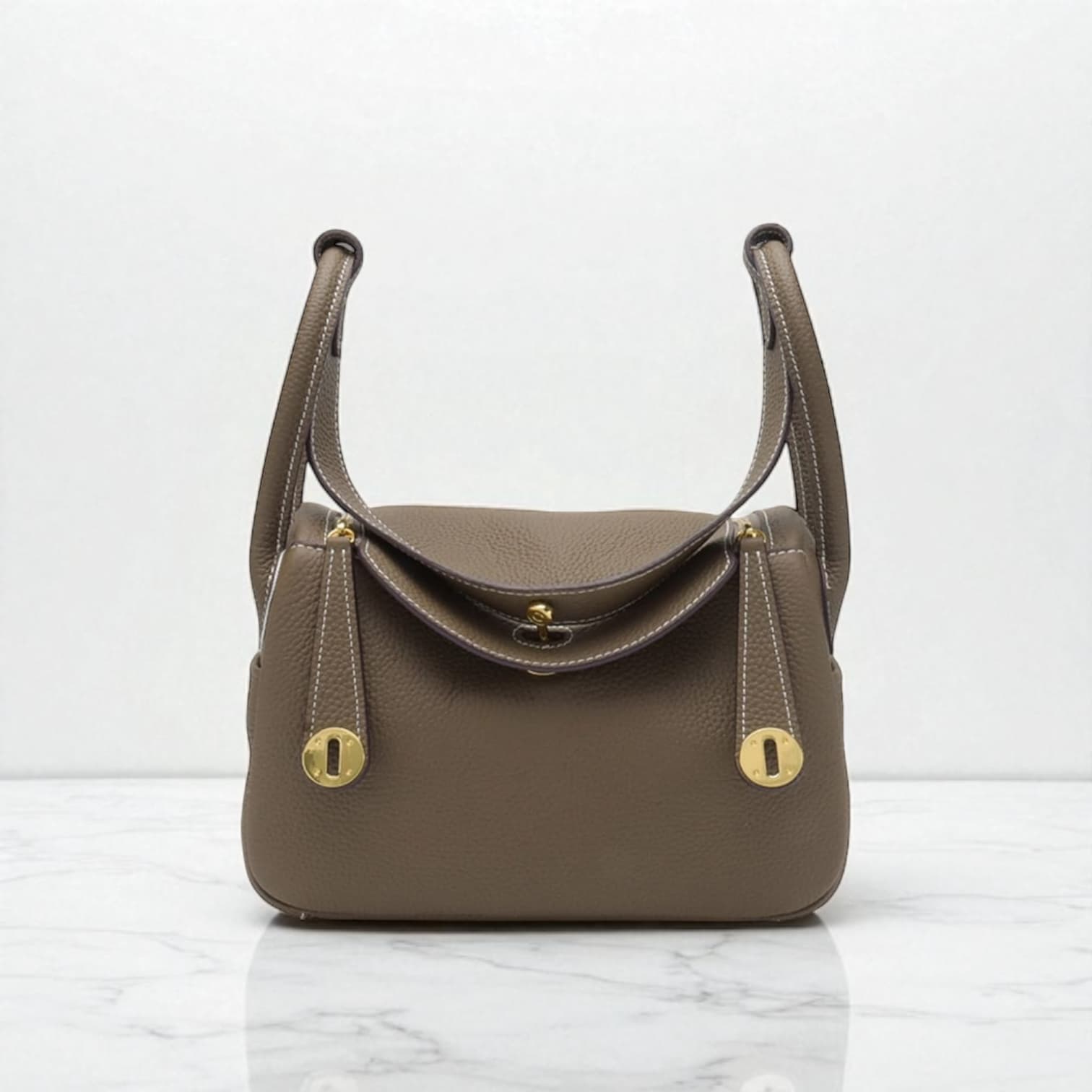 212 牛革RDバッグ Mサイズ ベージュ / 肩掛けでも、手に持っても美しく見える計算されたハンドル設計