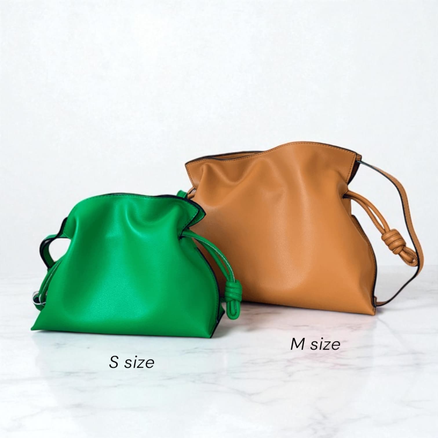 250 牛革巾着NATバッグ Sサイズ グリーン Mサイズ ブラウン / コロンとしたフォルムと巾着の結び目で表情をつくる