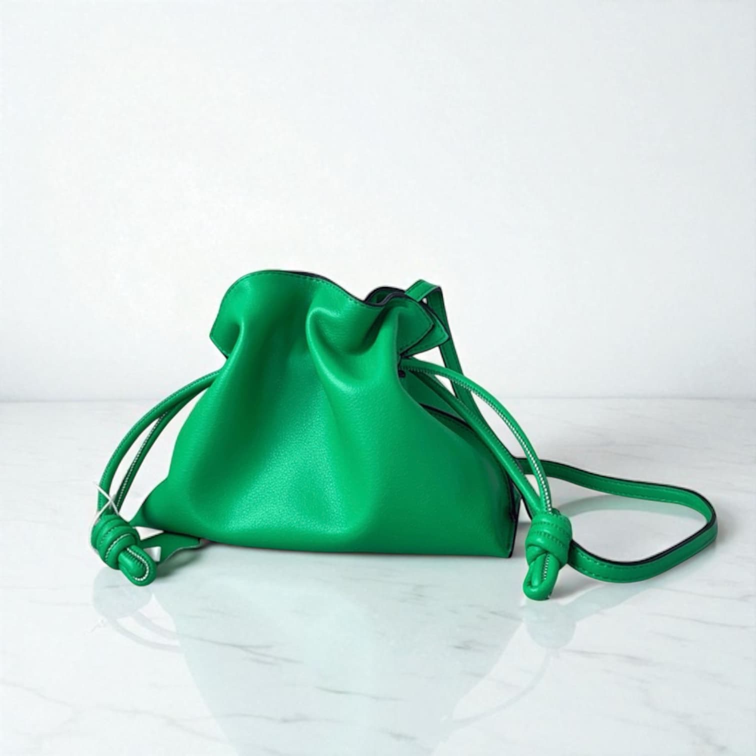 250 牛革巾着NATバッグ Sサイズ グリーン / コロンとしたフォルムと巾着の結び目で表情をつくる