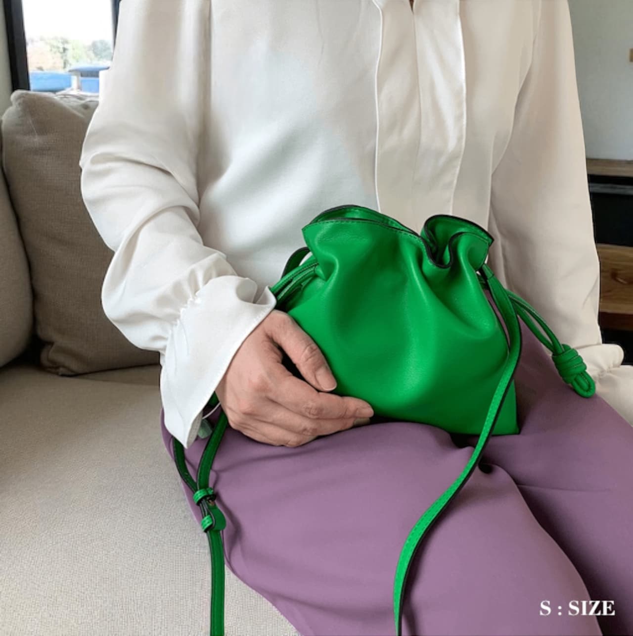 250 牛革巾着NATバッグ Sサイズ グリーン / コロンとしたフォルムと巾着の結び目で表情をつくる