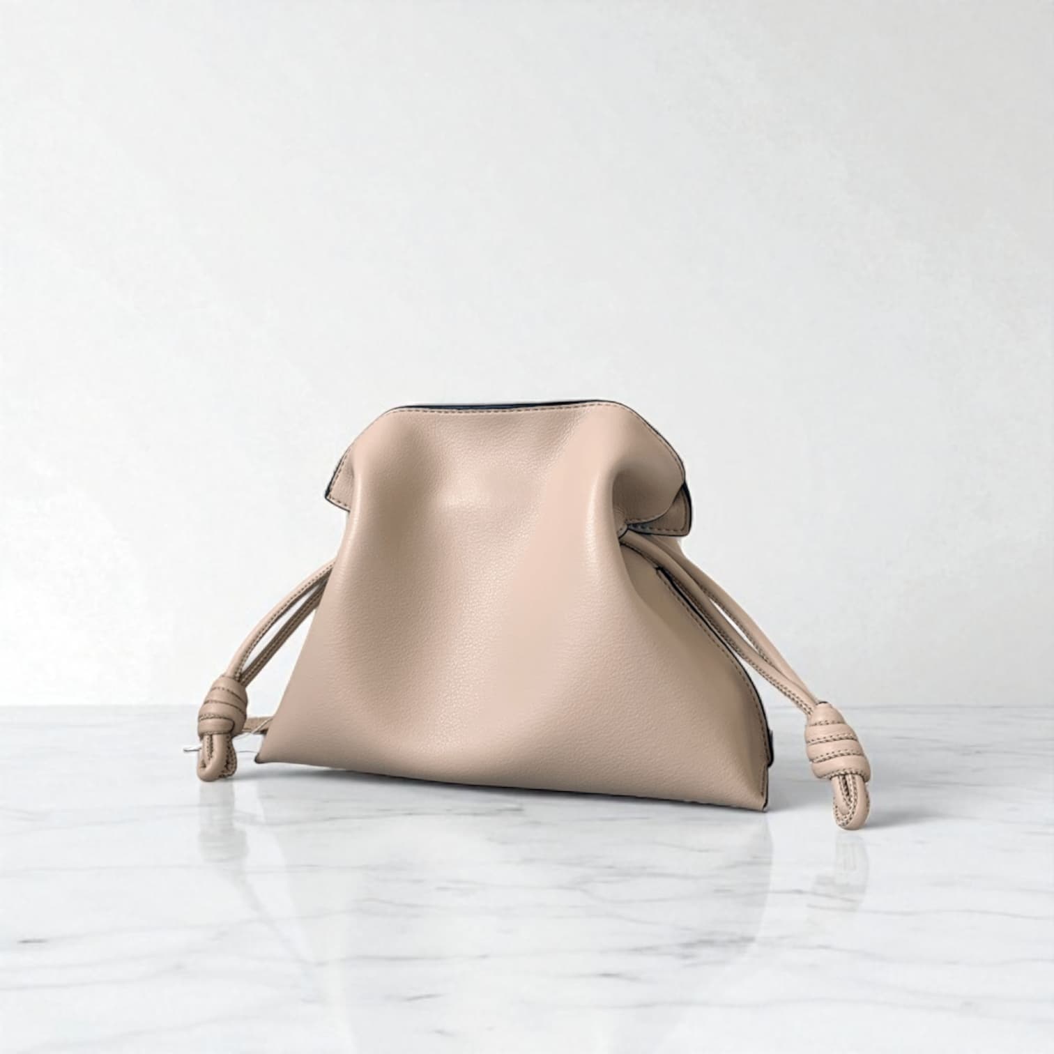 250 牛革巾着NATバッグ Sサイズ ベージュ / コロンとしたフォルムと巾着の結び目で表情をつくる