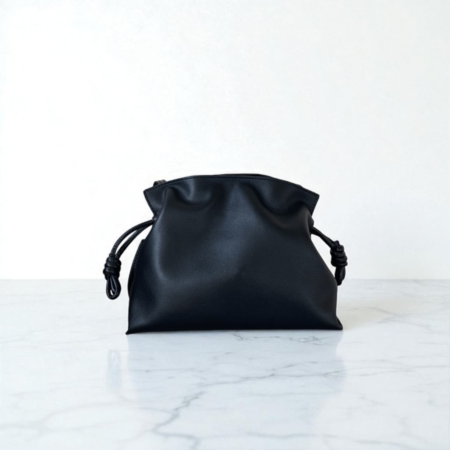 250 牛革巾着NATバッグ Sサイズ ブラック / コロンとしたフォルムと巾着の結び目で表情をつくる