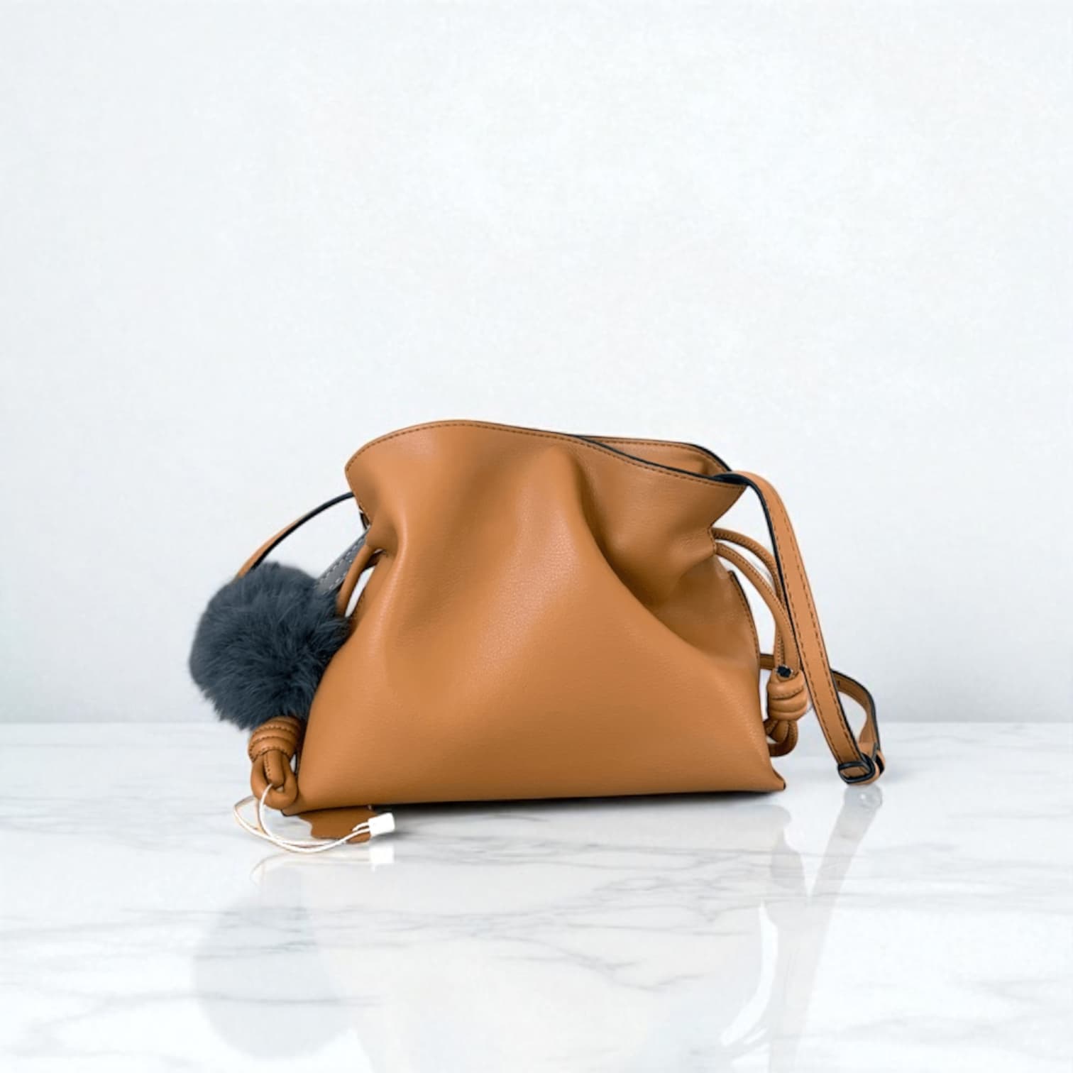 250 牛革巾着NATバッグ Sサイズ ブラウン / コロンとしたフォルムと巾着の結び目で表情をつくる