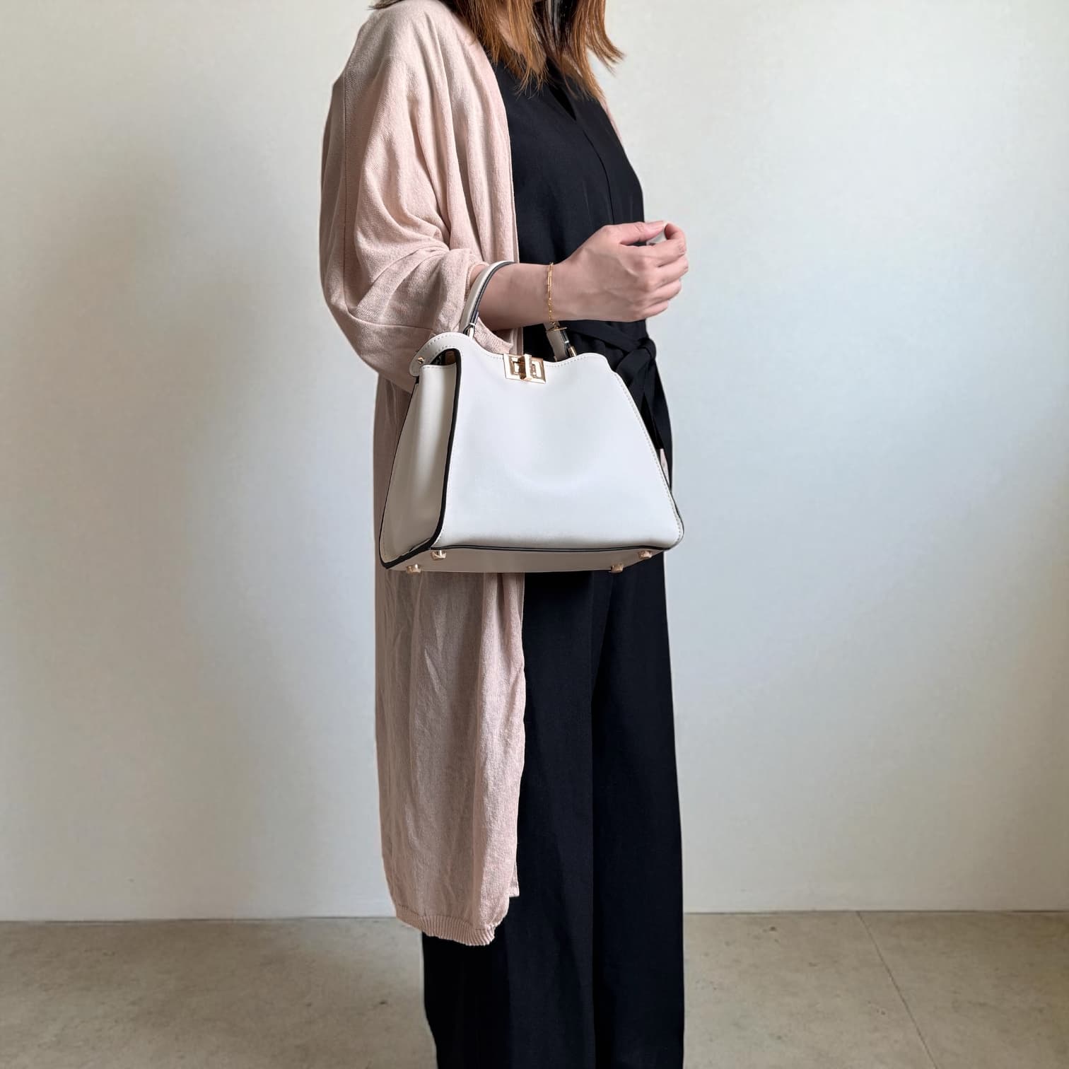 042 牛革PKBバッグ Sサイズ ホワイト / 高級感ある牛革とゴールド金具が大人の女性の装いに華を添える