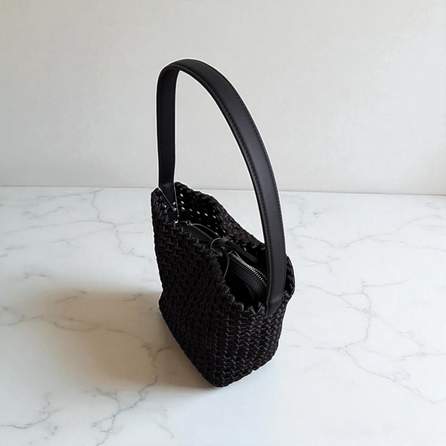 431 編み込みHBバケツバッグ ブラック / 軽やかさと品格を両立する佇まい