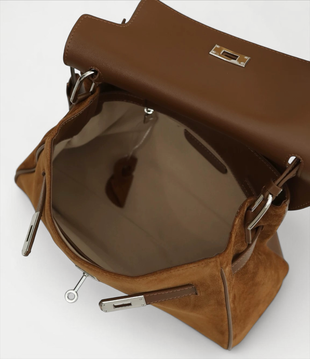 639 牛革スウェード ベルトフラップバッグ BROWNのフラップを開いた内側と開口部。