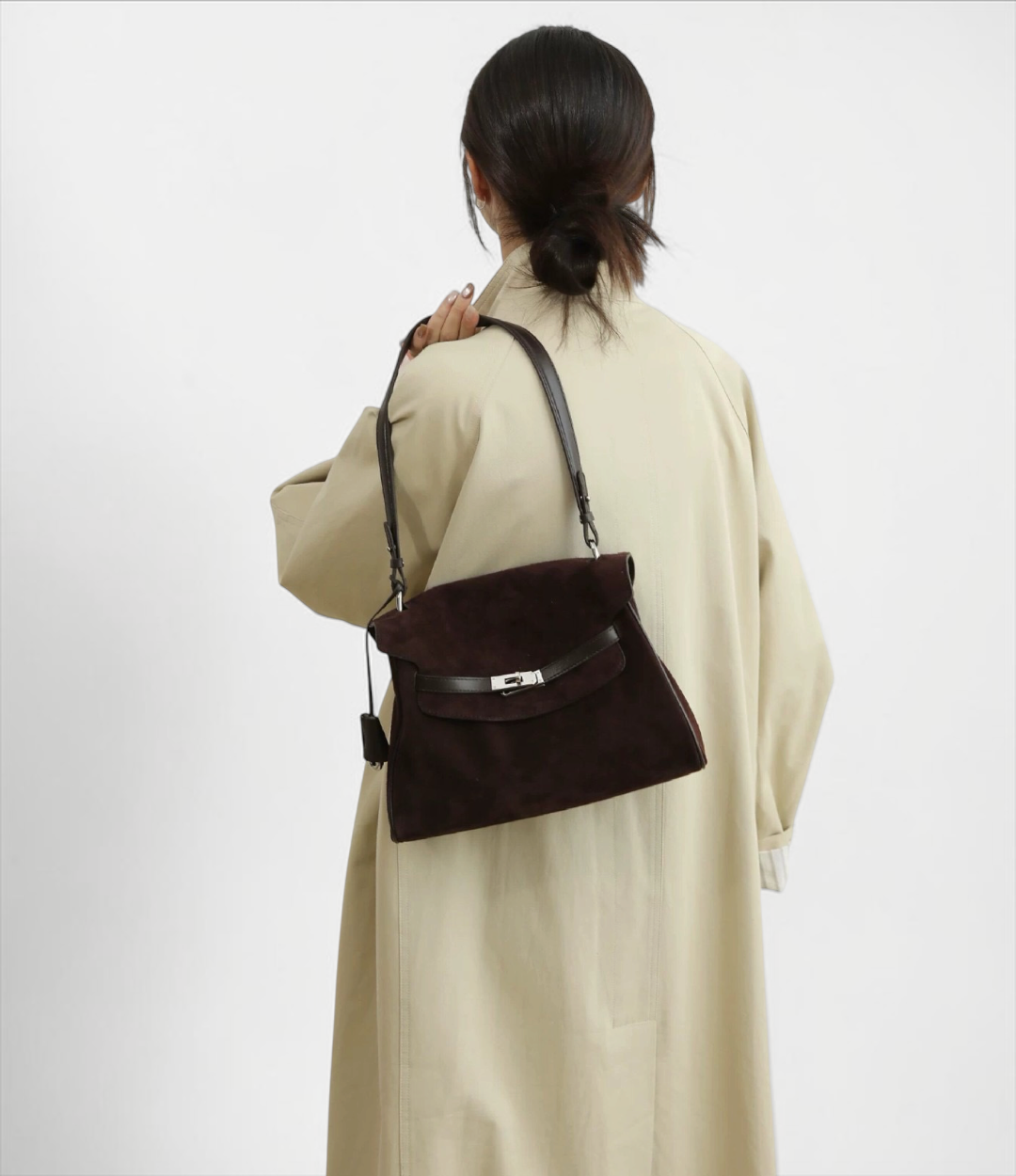 639 牛革スウェード ベルトフラップバッグ MOCHAを肩掛けした後ろ側からの着用イメージ。