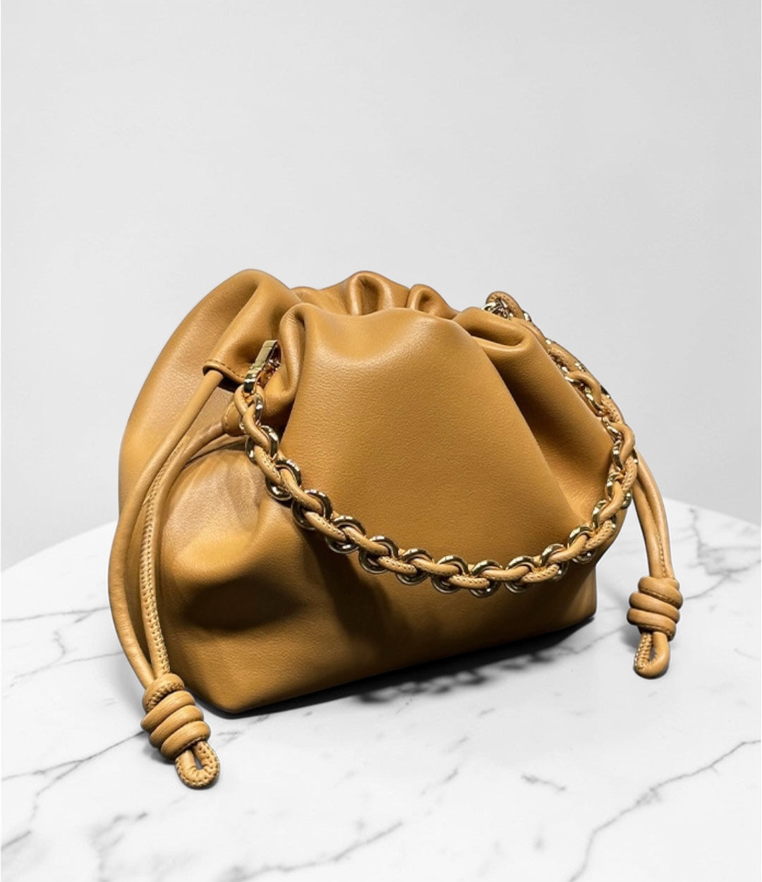 585牛革巾着チェーンHDバッグ