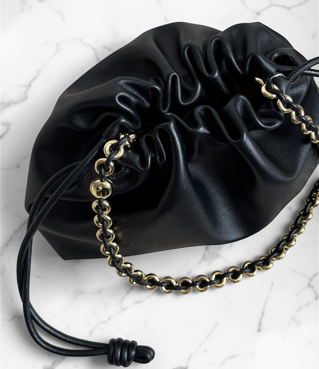 585牛革巾着チェーンHDバッグ