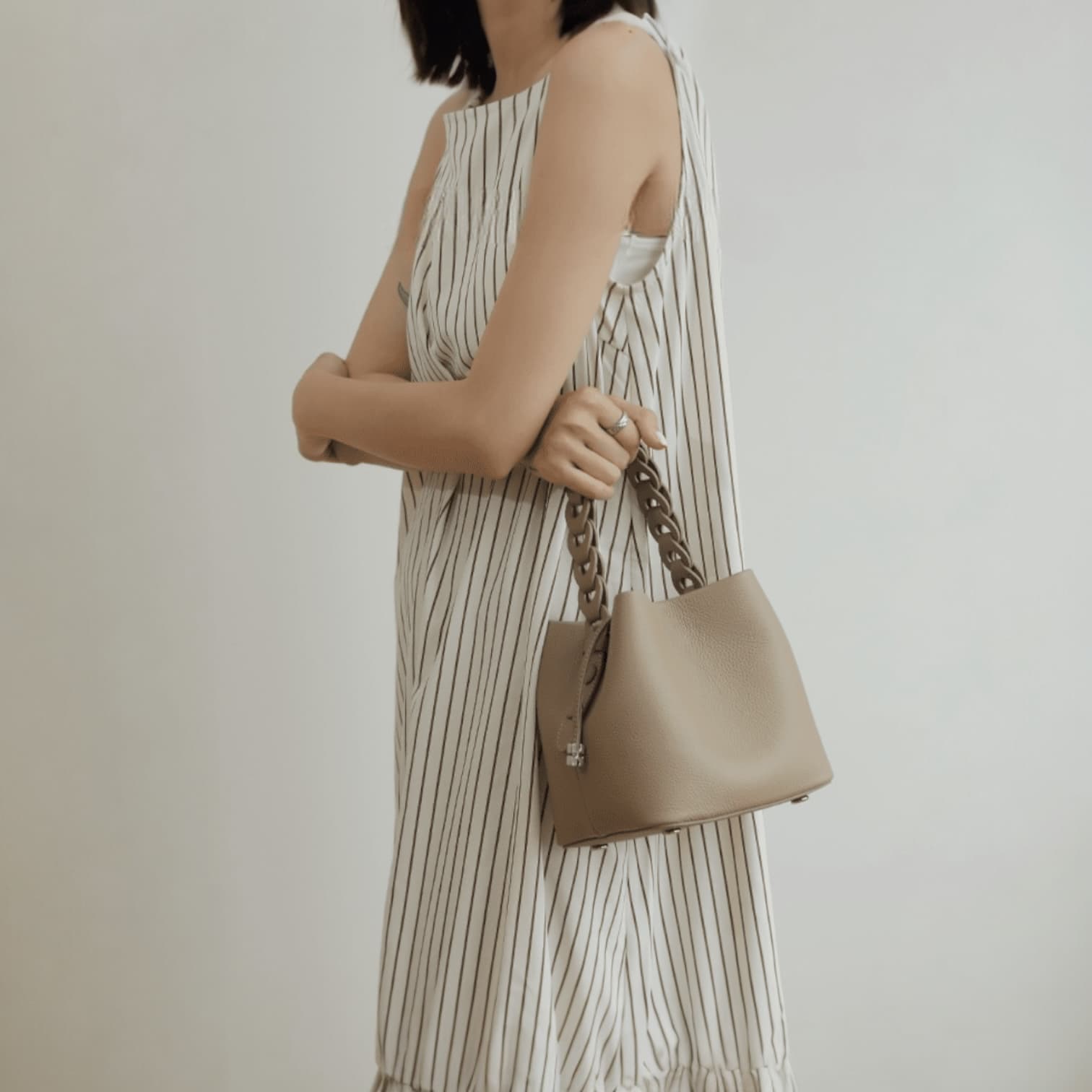423 本革編み込み巾着バッグ ベージュ / 本革×編み込みハンドルで巾着型なのに上品な大人のミニバッグ / ルビリア