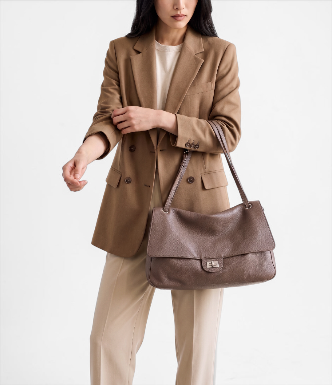 629 牛革A4フラップショルダーバッグ BEIGE 着用｜きれいめオフィスコーデ