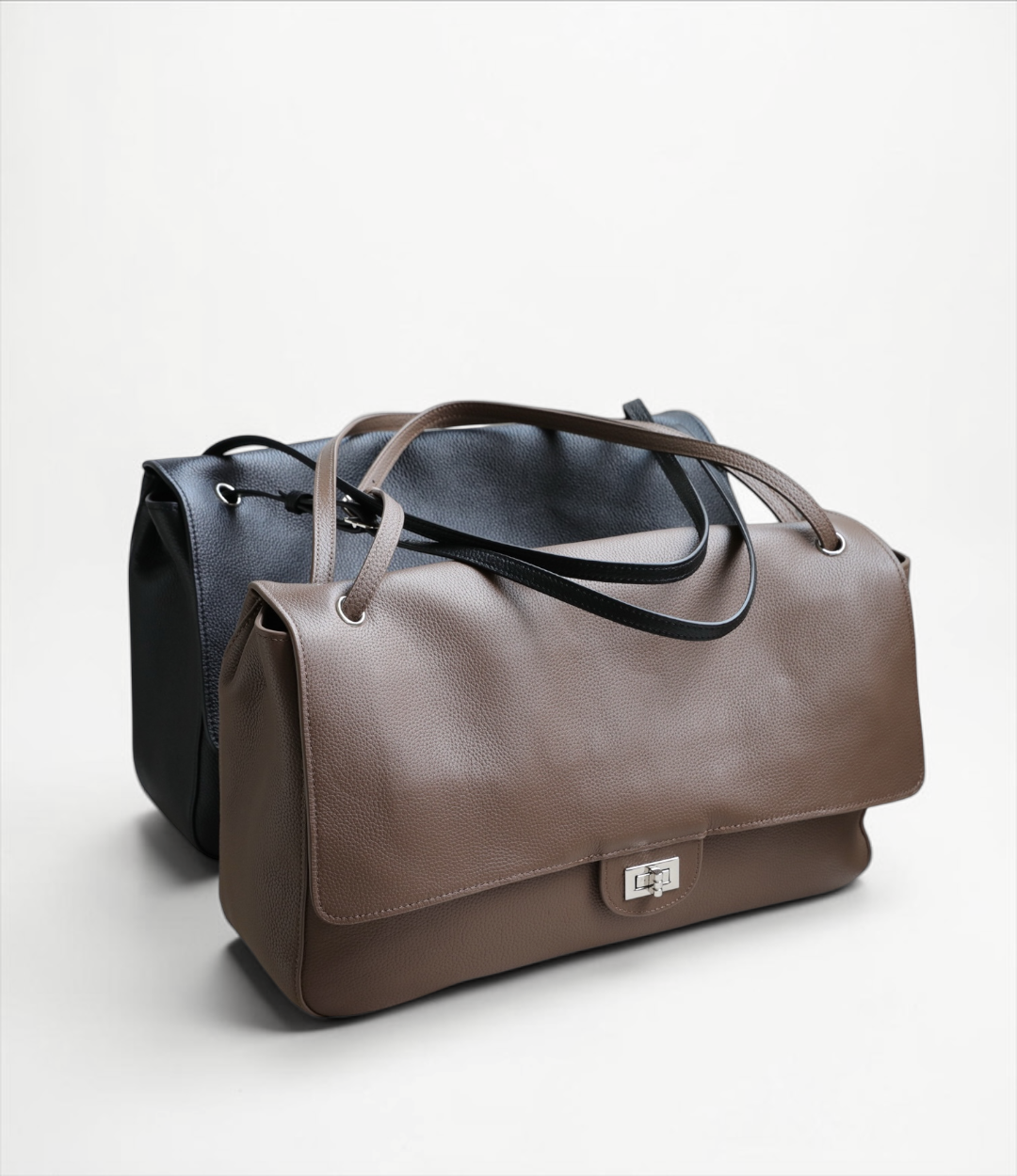 629 牛革A4フラップショルダーバッグ BLACK・BEIGE｜上質な牛革とシルバー金具