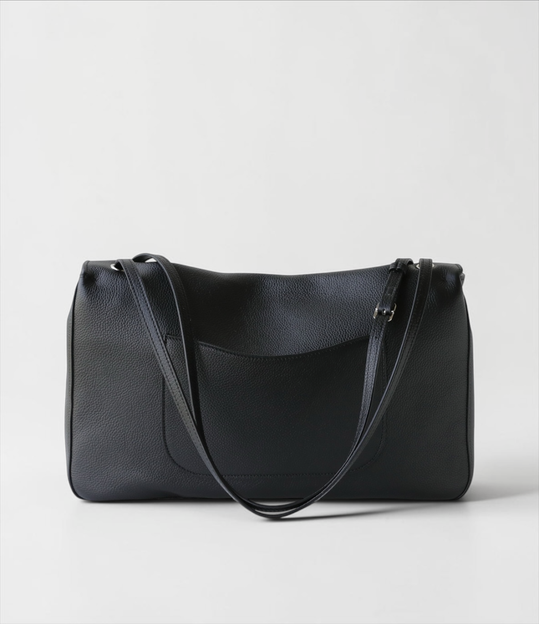 629 牛革A4フラップショルダーバッグ BLACK 背面｜小物収納に便利な背面ポケット