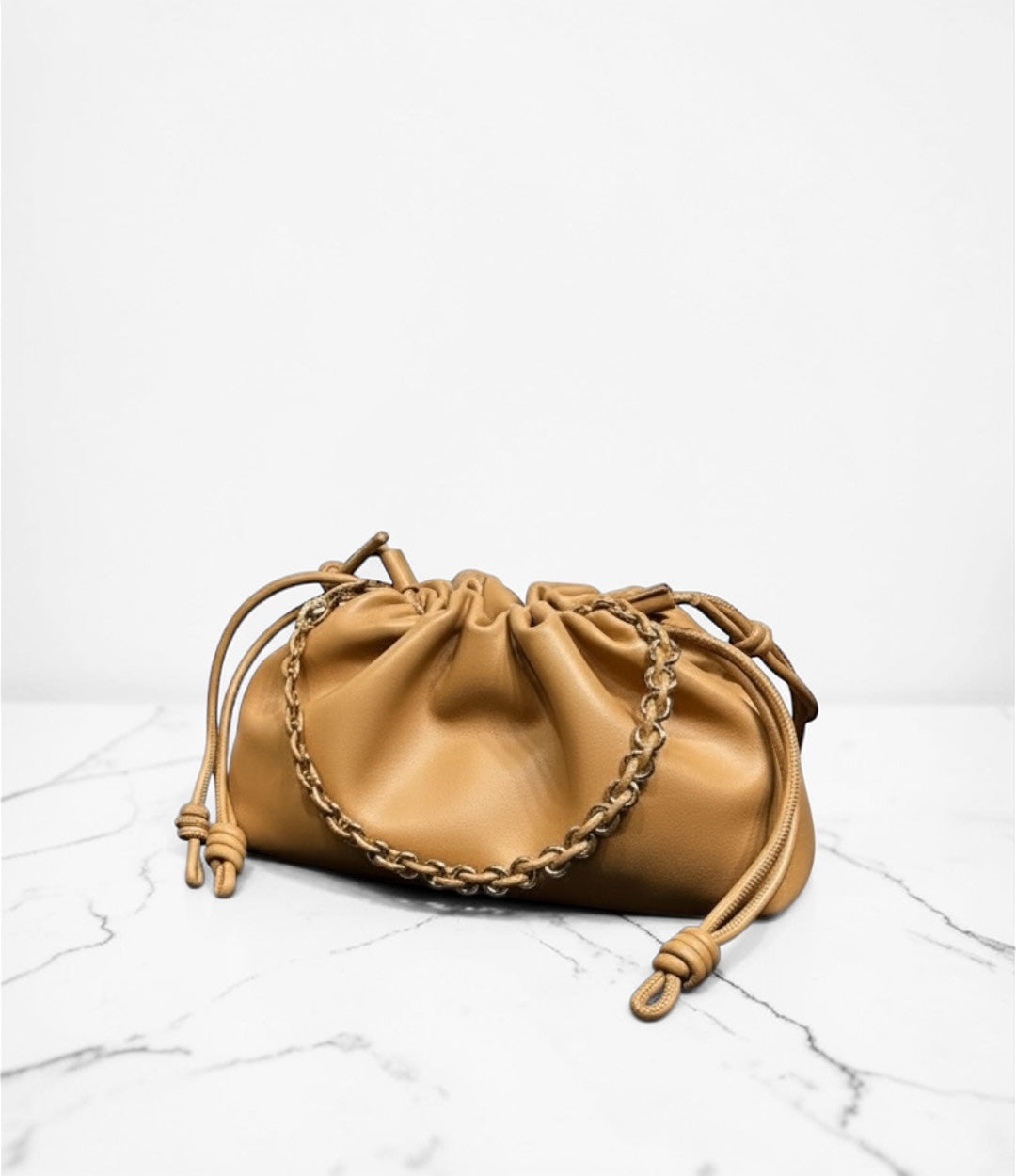 585牛革巾着チェーンHDバッグ