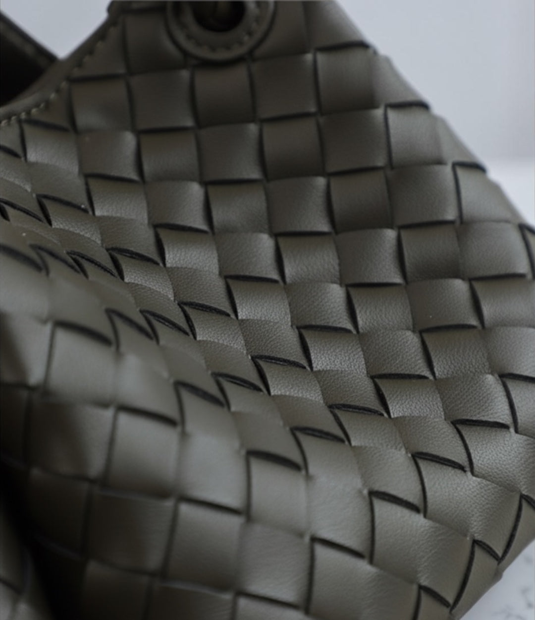 本革編み込みミルトート 生地詳細 軽量で普段使いしやすいイントレチャートバッグ　| LUVILIA ルビリア