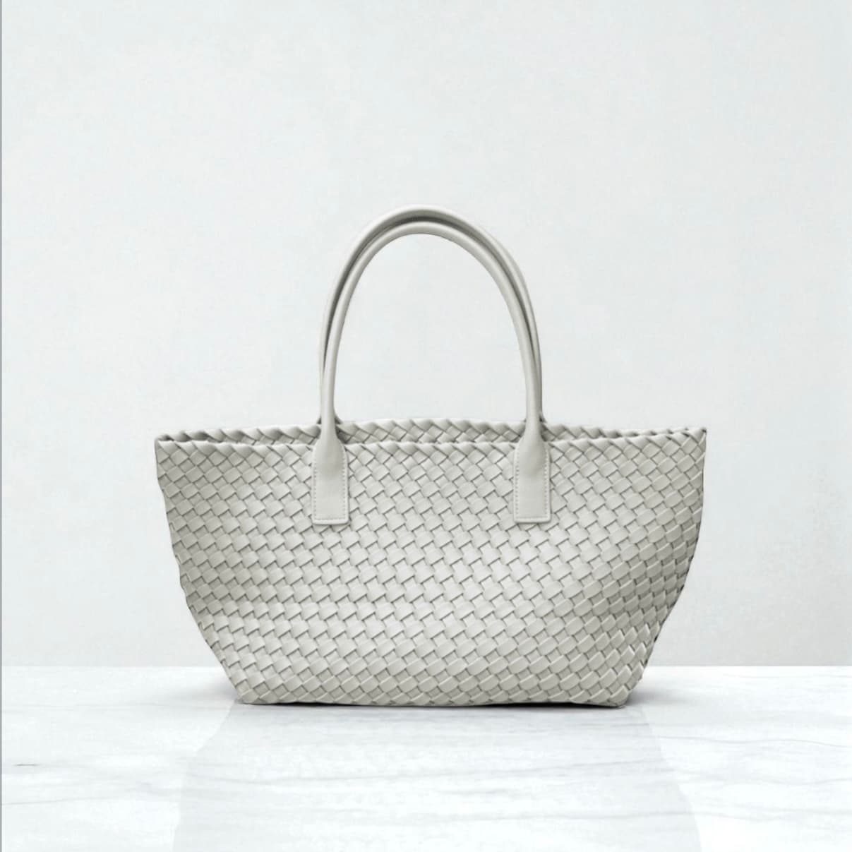 467 本革ICラージトート WHITE 大容量 A4対応 編み込み 通勤バッグ　LUVILIA