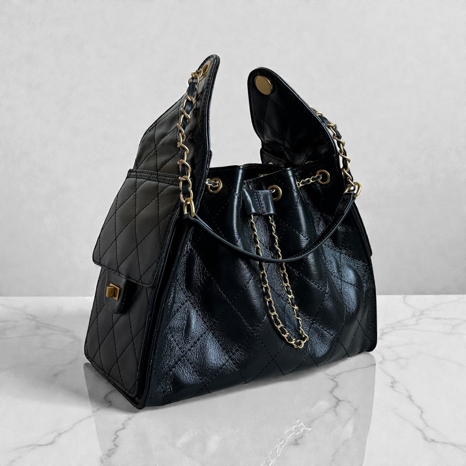 552 本革キルティング巾着バッグ BLACK｜艶キルティングで上品見え　ルビリア