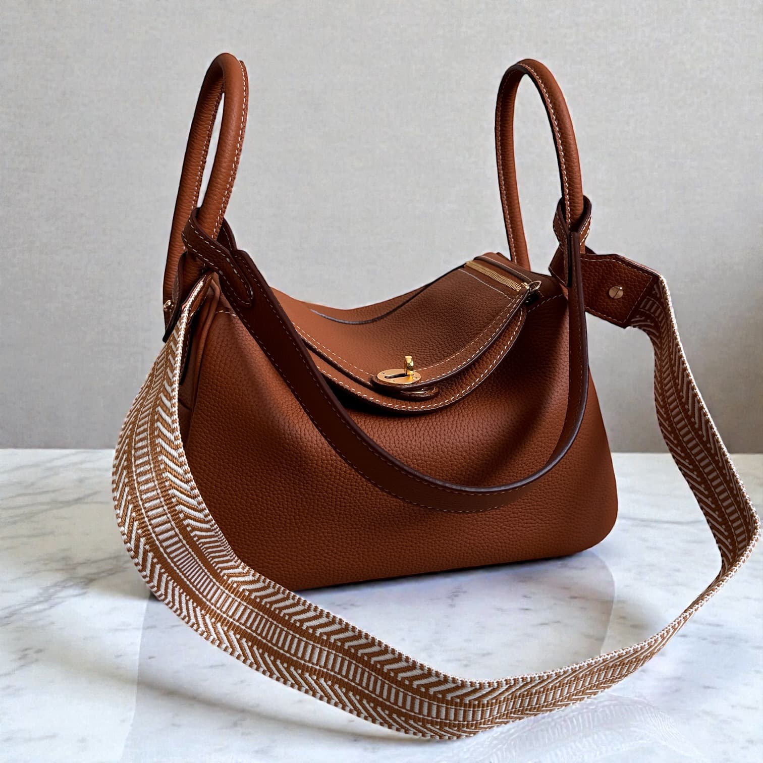 212 本革RDバッグ Mサイズ ブラウン / 肩掛けでも、手に持っても美しく見える計算されたハンドル設計