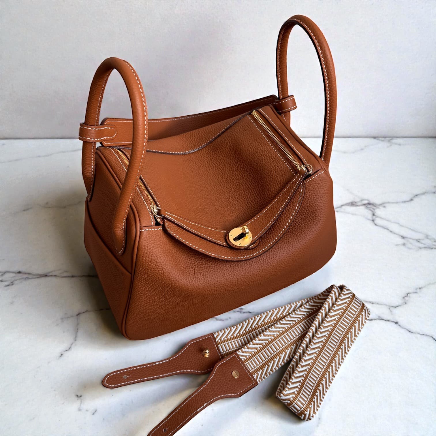 212 本革RDバッグ Mサイズ ブラウン / 肩掛けでも、手に持っても美しく見える計算されたハンドル設計