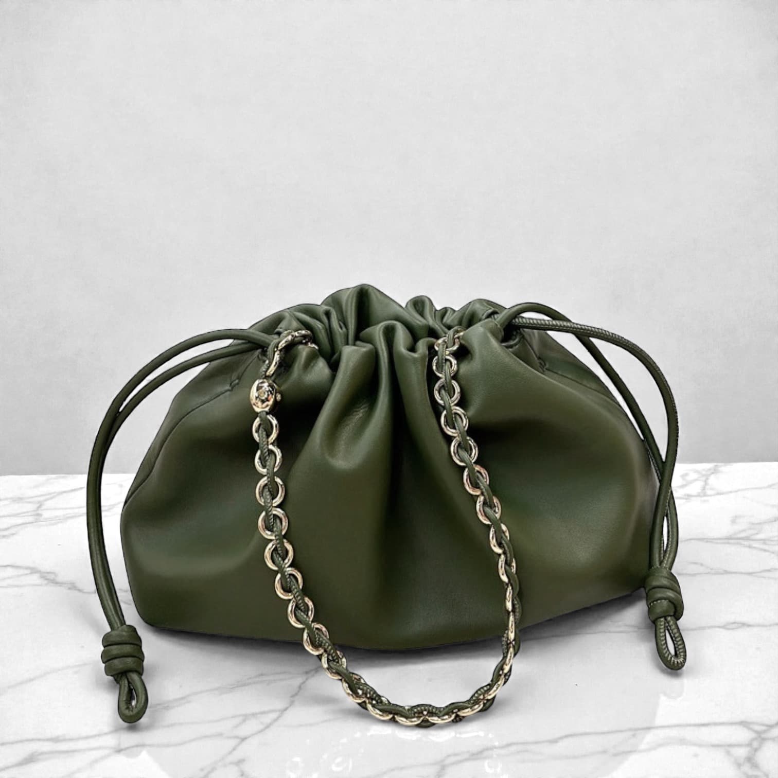 585 本革巾着チェーンTOPハンドルバッグ KHAKI｜きれいめコーデが華やぐチェーン巾着　ルビリア