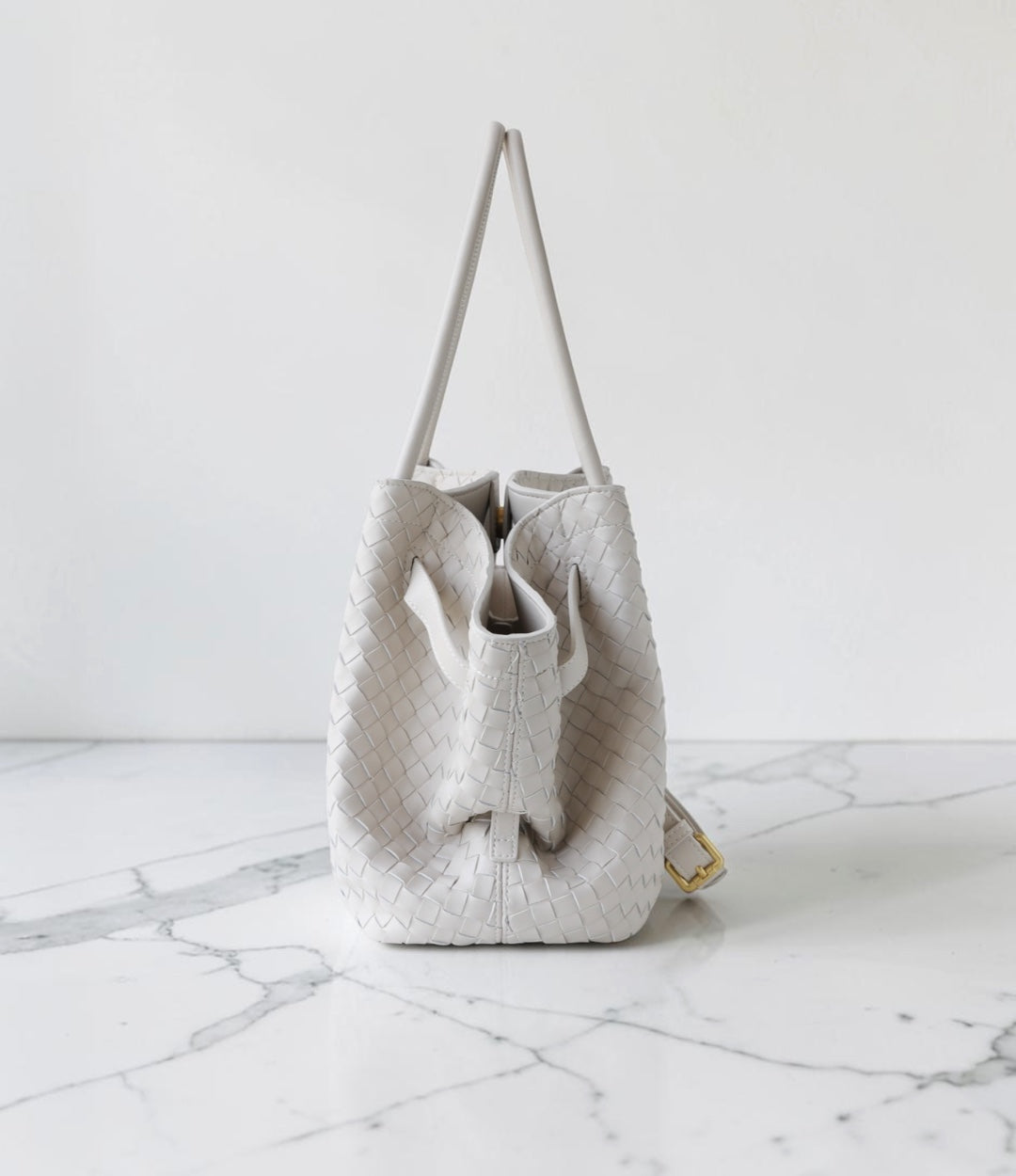 牛革編み込みFBバッグ WHITE / 側面 /　LUVILIA ｜ルビリア/ 上品に持てる2WAY本革トートバッグ