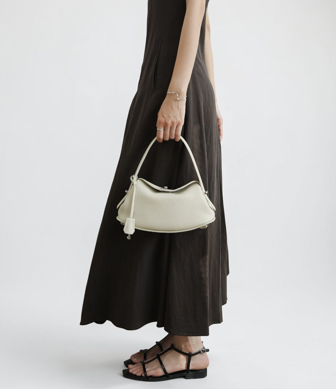 本革メタルバックルFLバッグ WHITE 着用写真  斜め掛けできる上品2WAYバッグ　ルビリア　LUVILIA