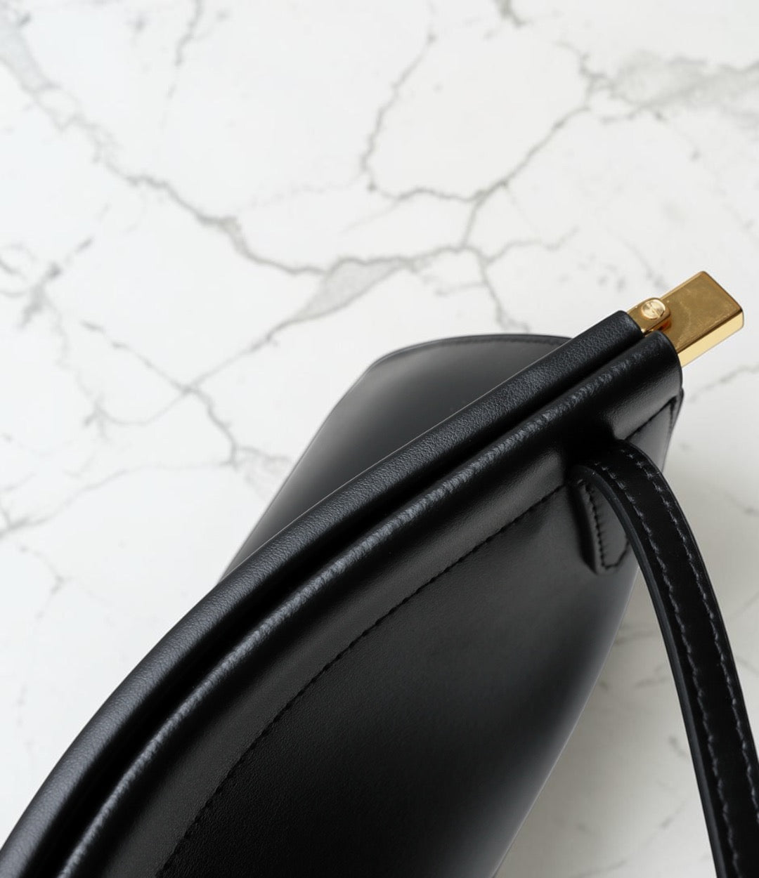 本革NAフレンチバッグ ブラック 艶のある牛革が高見えする上品ショルダーバッグ