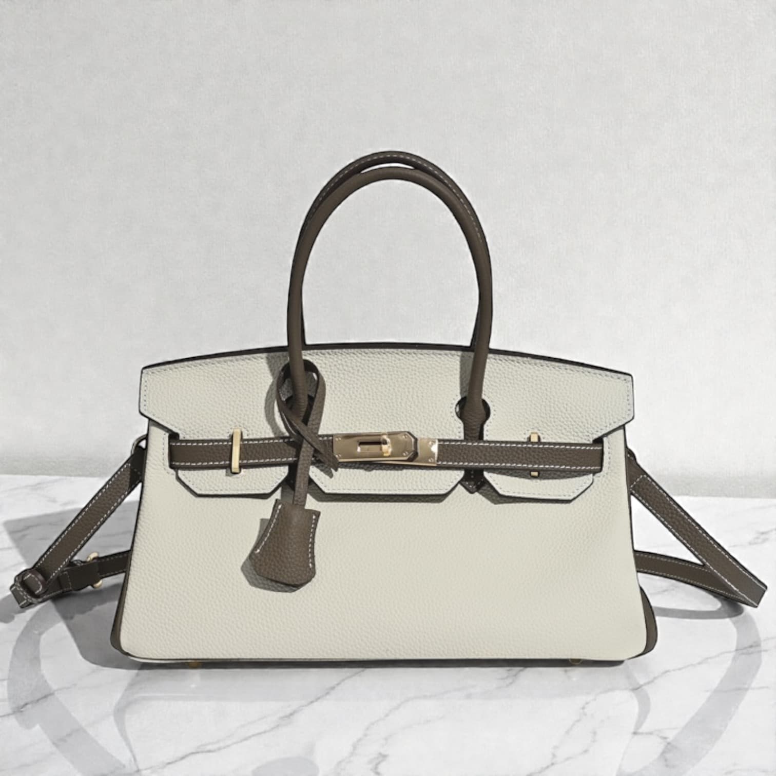 582 本革フロントベルトE&Wバッグ WHITE×BEIGE ゴールド金具 通勤・セレモニー対応　ルビリア