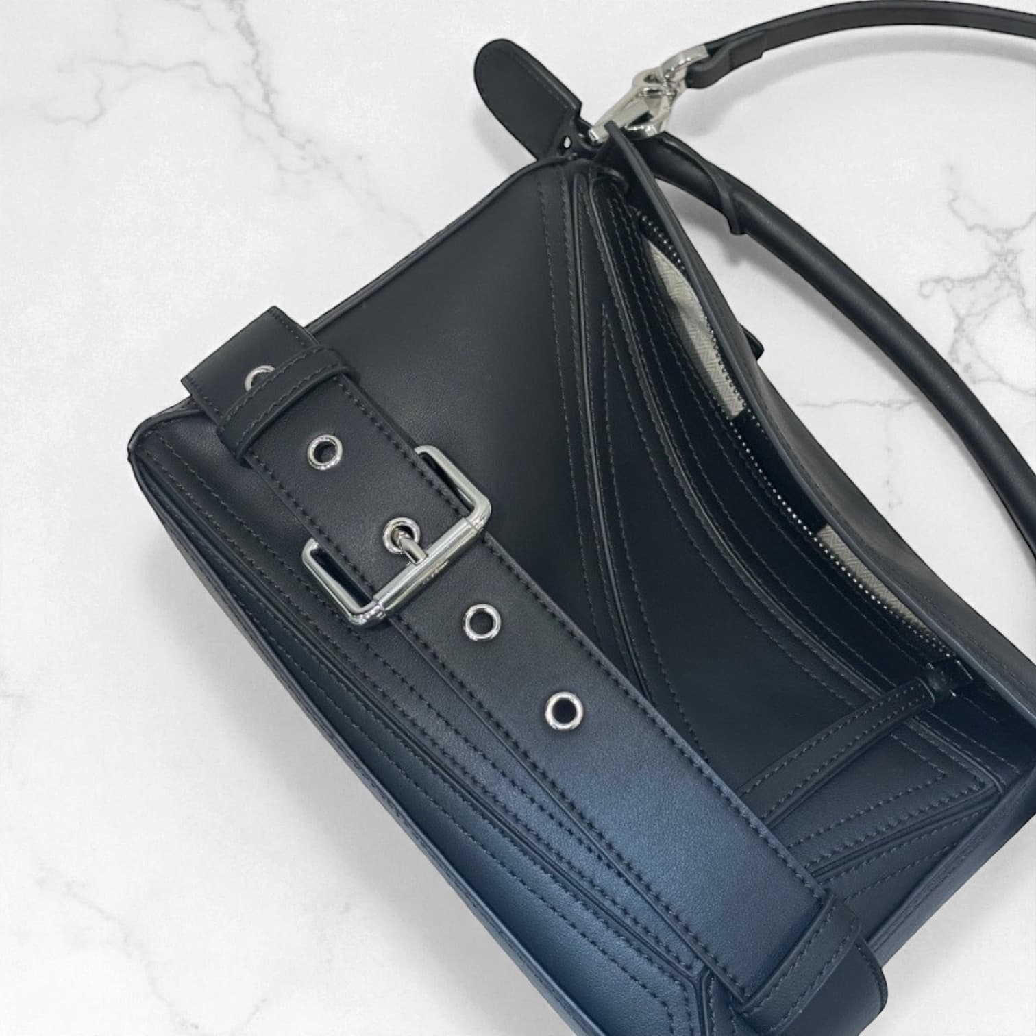 522 本革RBパズルバッグ ブラック / フロントベルト付き ショルダーバッグ　ルビリア