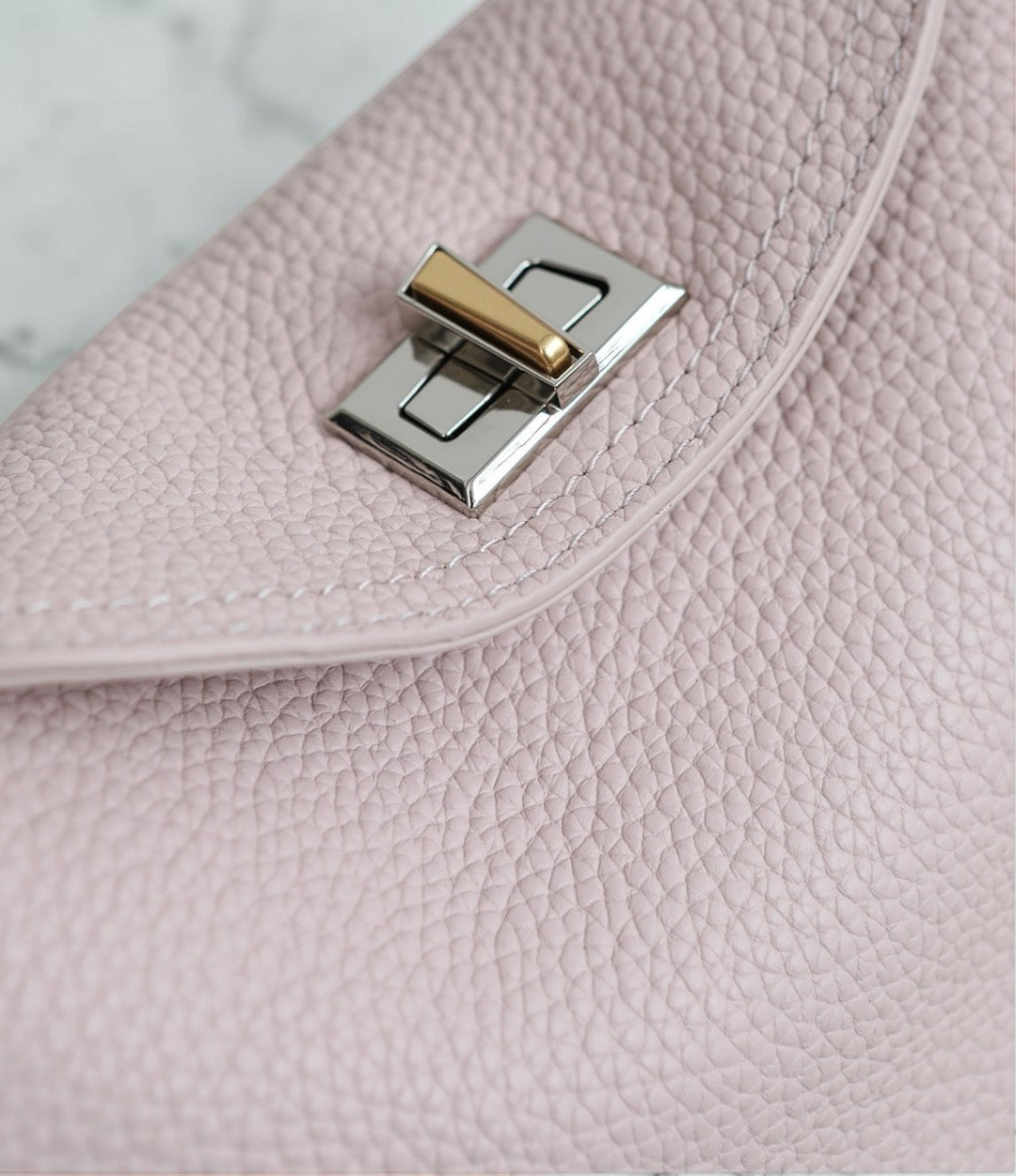 本革メタルバックルFLバッグ ピンク  生地画像　斜め掛けできる上品2WAYバッグ　ルビリア　LUVILIA