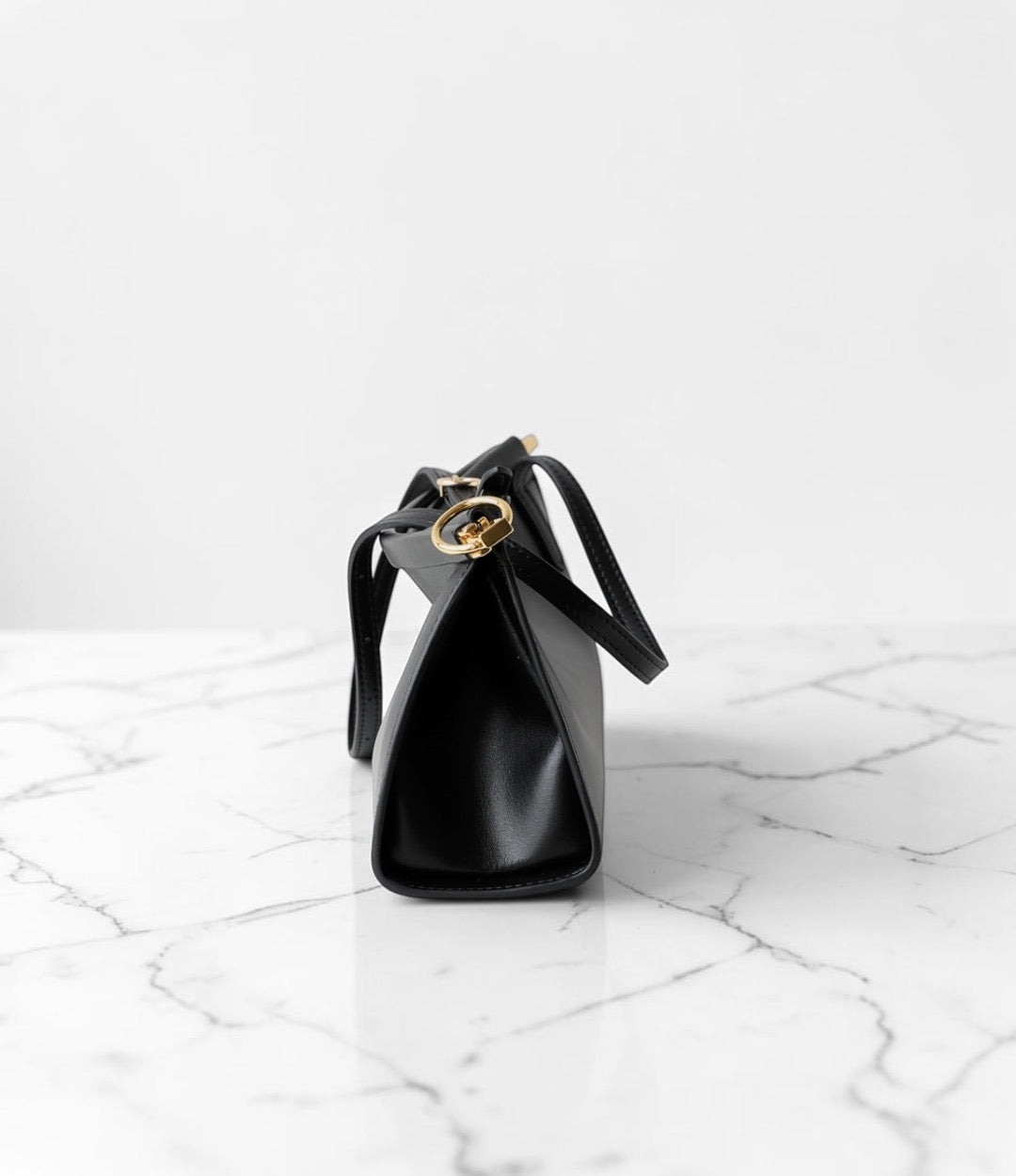 本革NAフレンチバッグ ブラック 側面 艶のある牛革が高見えする上品ショルダーバッグ