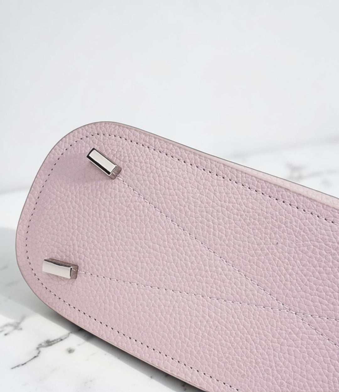 本革メタルバックルFLバッグ ピンク  底鋲画像　斜め掛けできる上品2WAYバッグ　ルビリア　LUVILIA