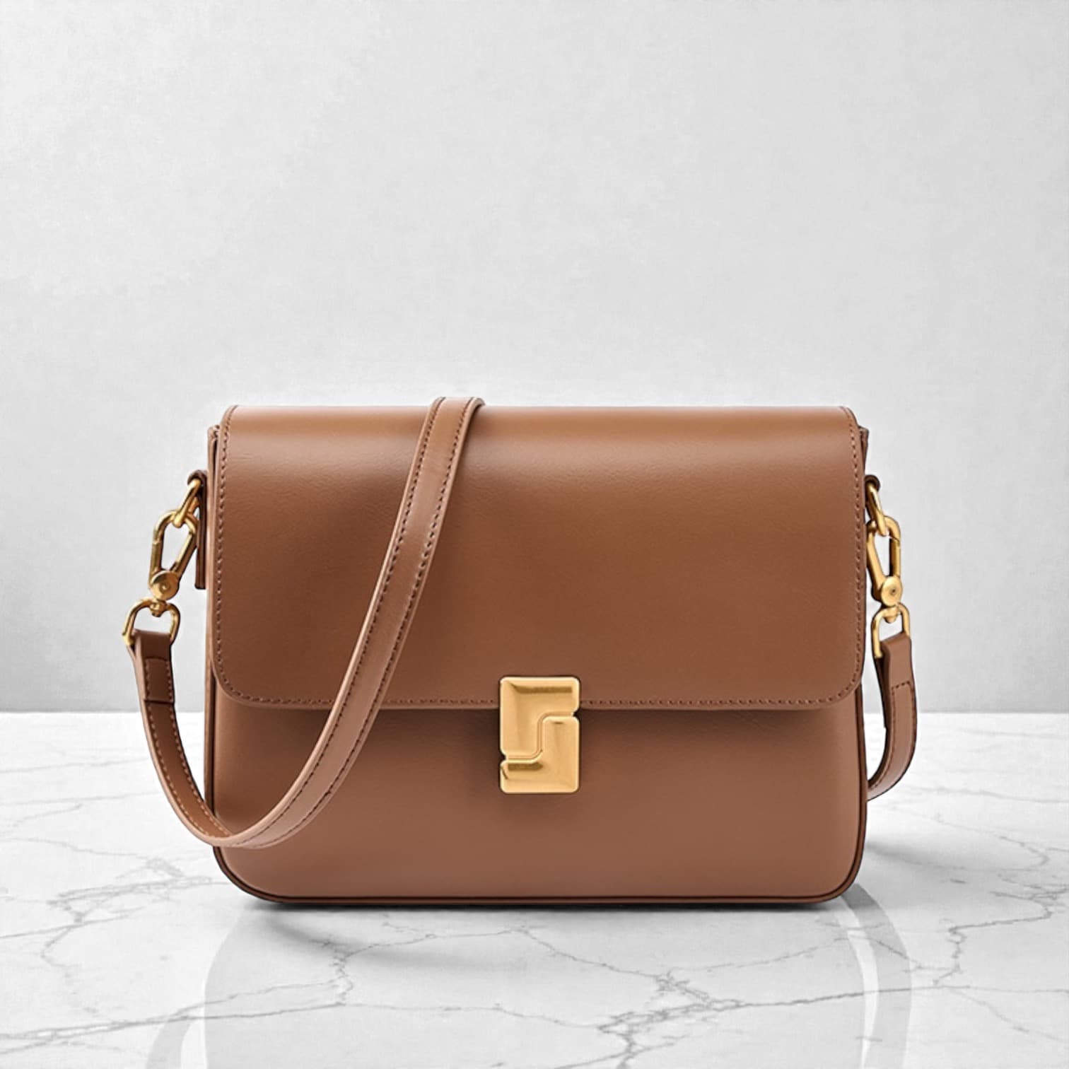 586 本革クラシカルBOXショルダーバッグ ブラウン｜艶レザーとゴールド金具で上品見え　ルビリア