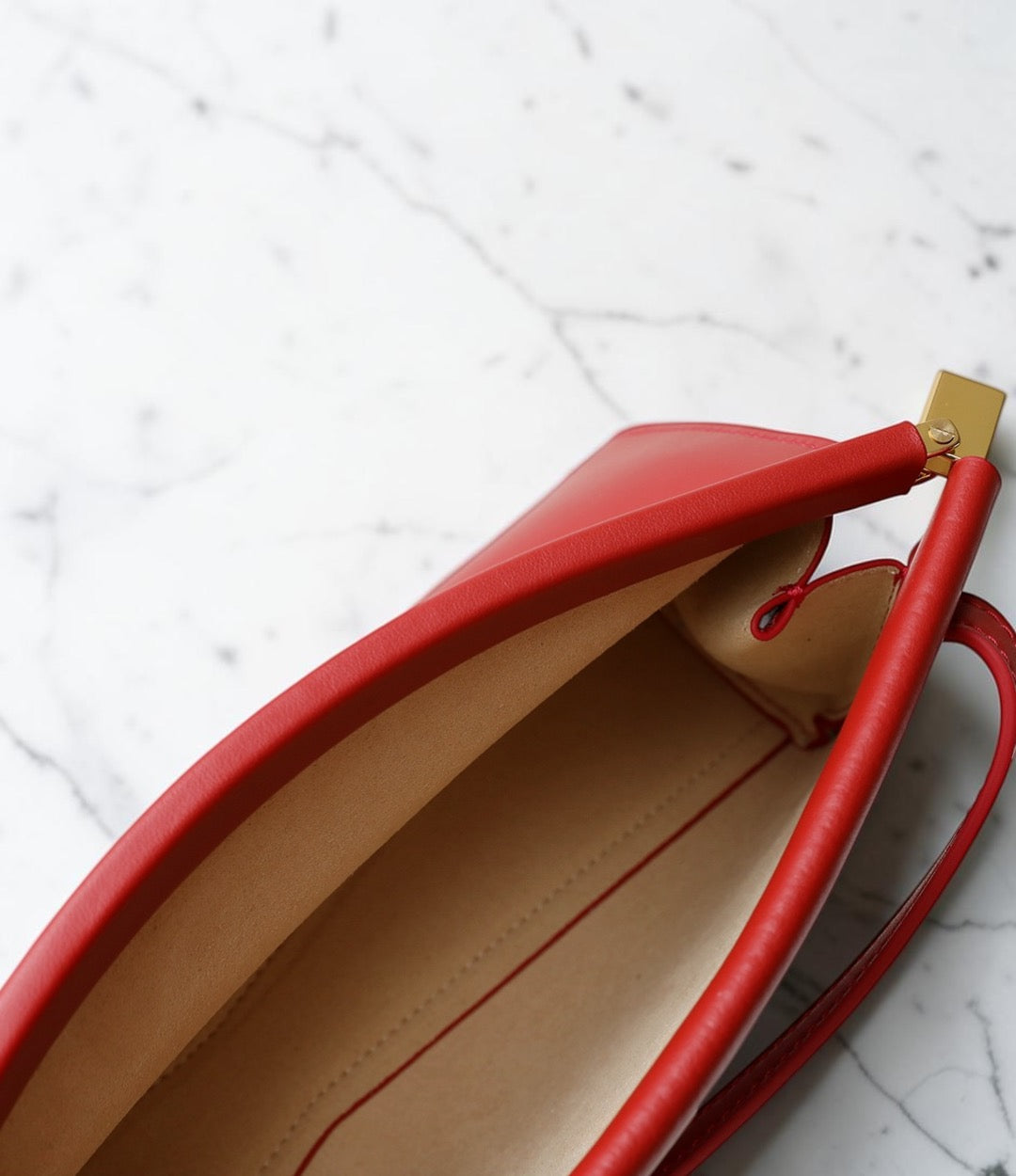 本革NAフレンチバッグ RED 内側写真 艶のある牛革が高見えする上品ショルダーバッグ