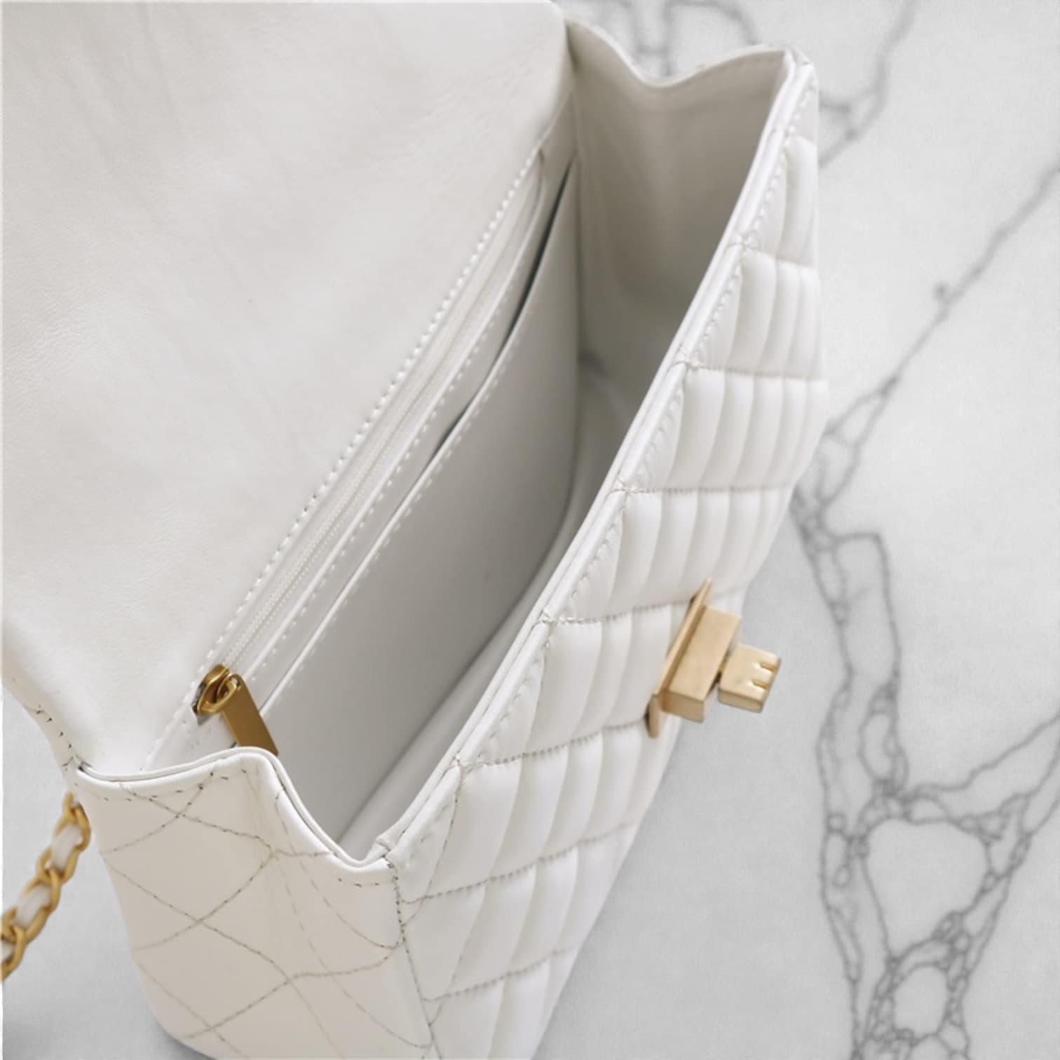 563 羊革TOPハンドルクラシカルバッグ WHITE｜艶キルティングで上品に　ルビリア