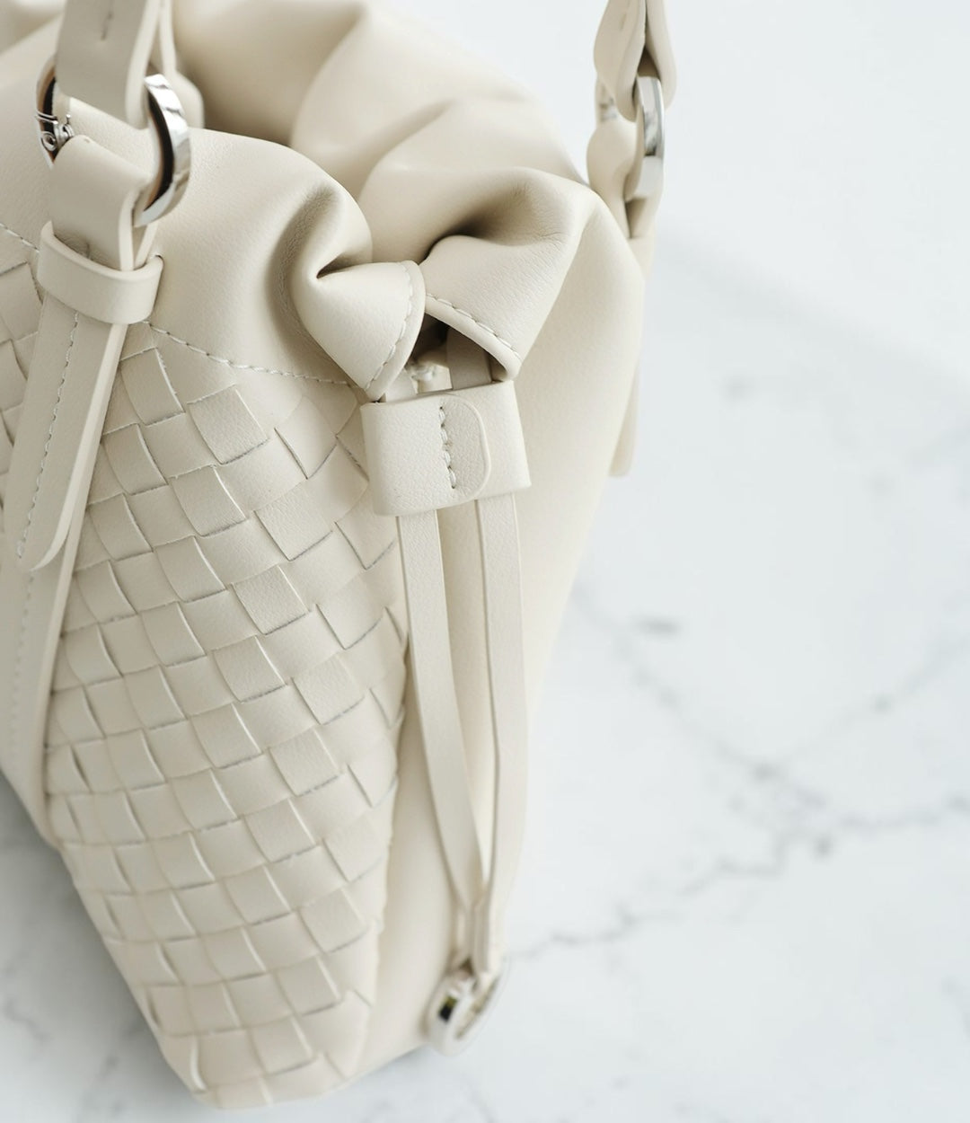 本革編み込み巾着ロングハンドルバッグ WHITE 上品な横長フォルムの軽量レザーバッグ　LUVILIA ルビリア