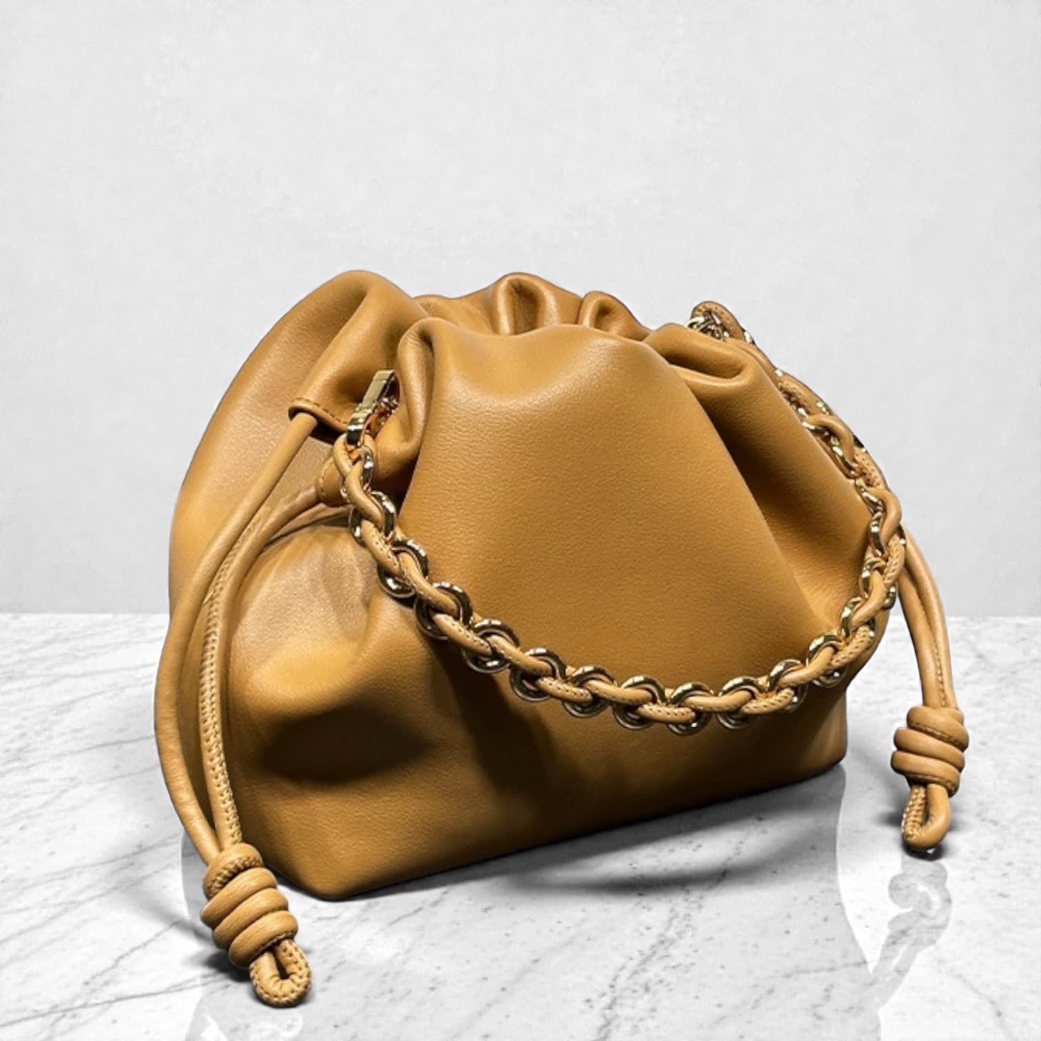 585 本革巾着チェーンTOPハンドルバッグ BROWN｜きれいめコーデが華やぐチェーン巾着　ルビリア