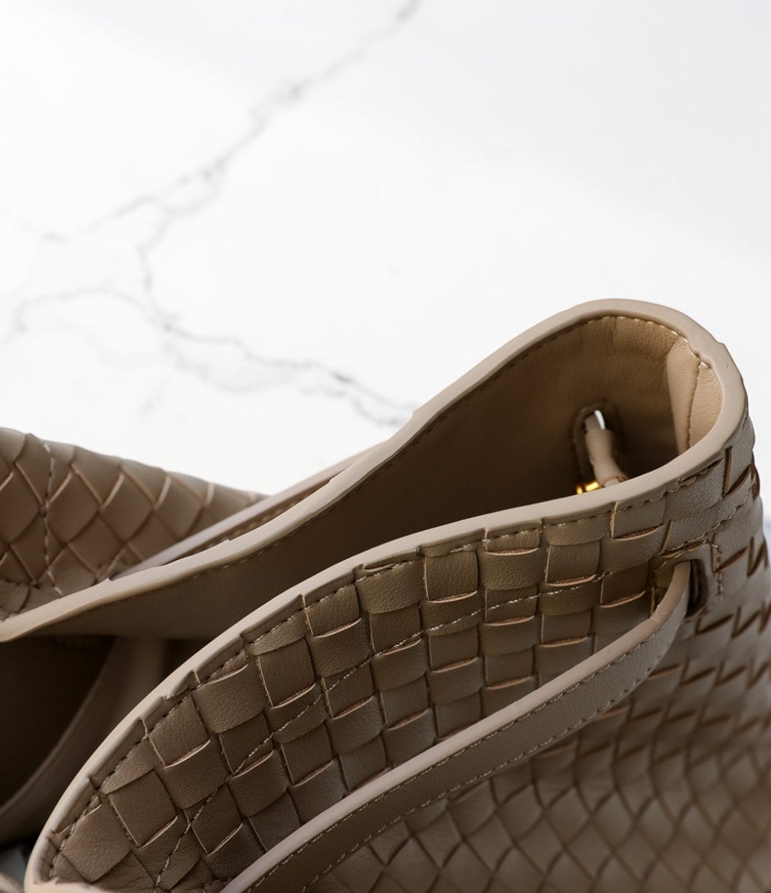 牛革編み込みFBバッグ BEIGE / 生地写真 / 上品に持てる2WAY本革トートバッグ