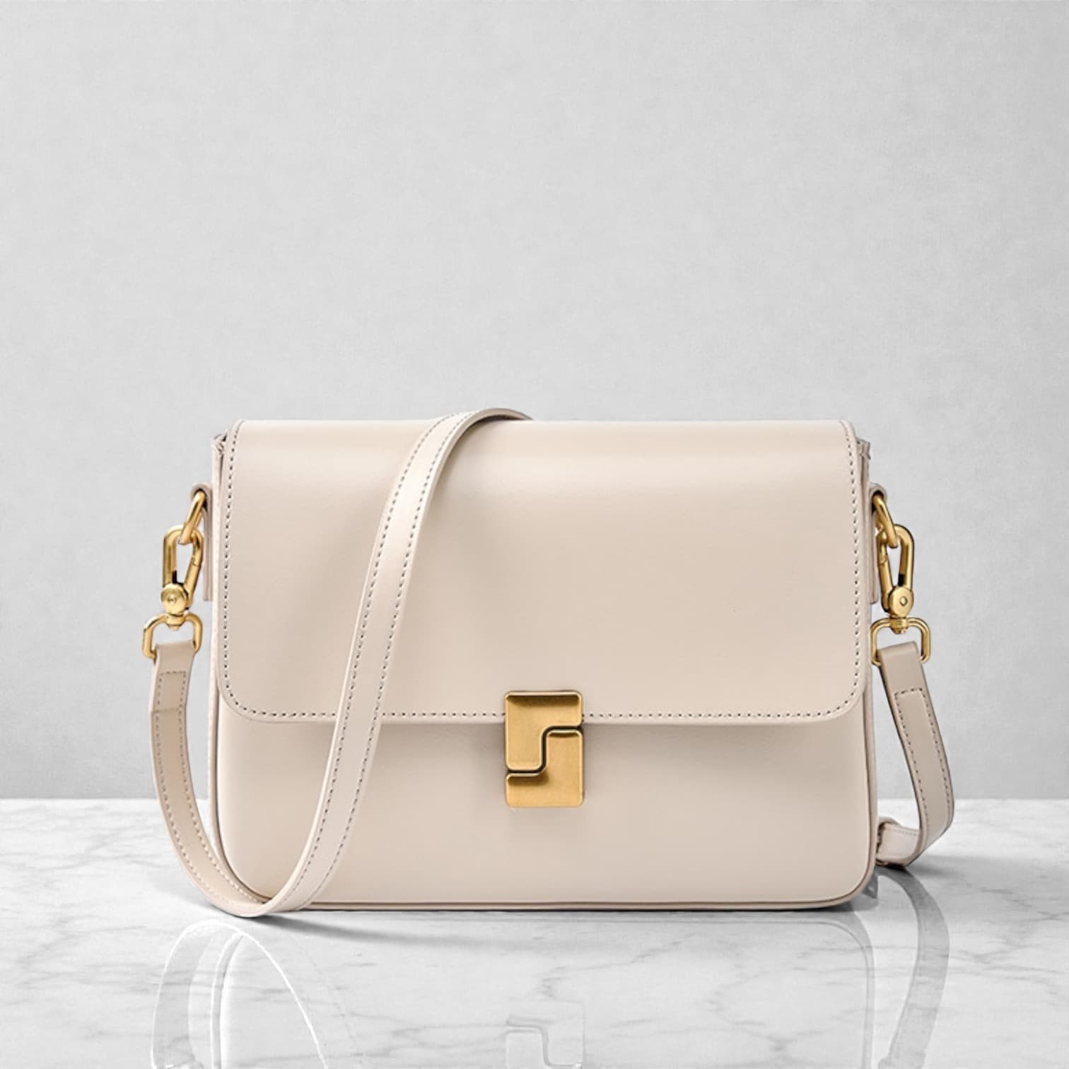 586 本革クラシカルBOXショルダーバッグ ホワイト｜艶レザーとゴールド金具で上品見え　ルビリア