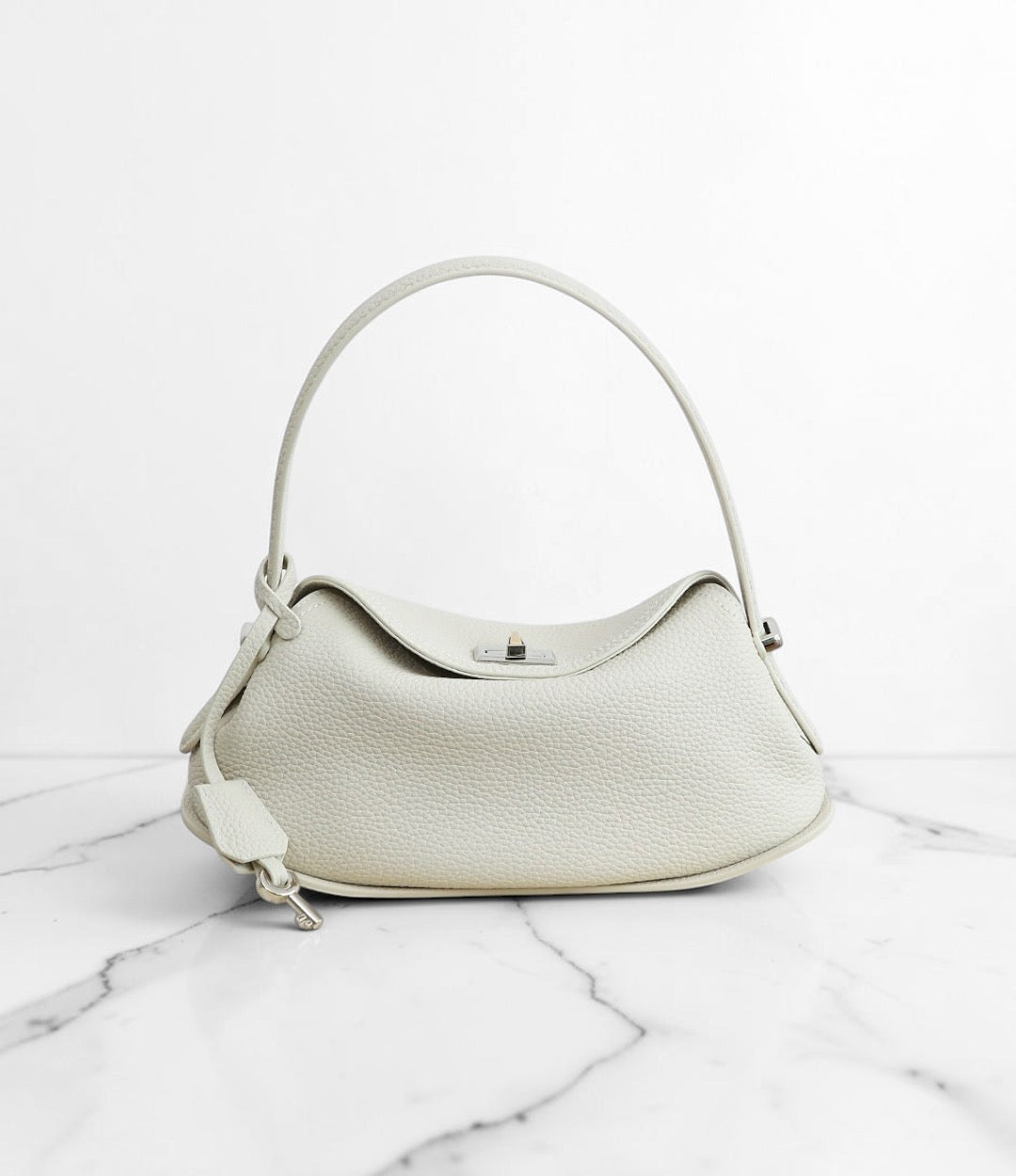 本革メタルバックルFLバッグ WHITE   斜め掛けできる上品2WAYバッグ　ルビリア　LUVILIA