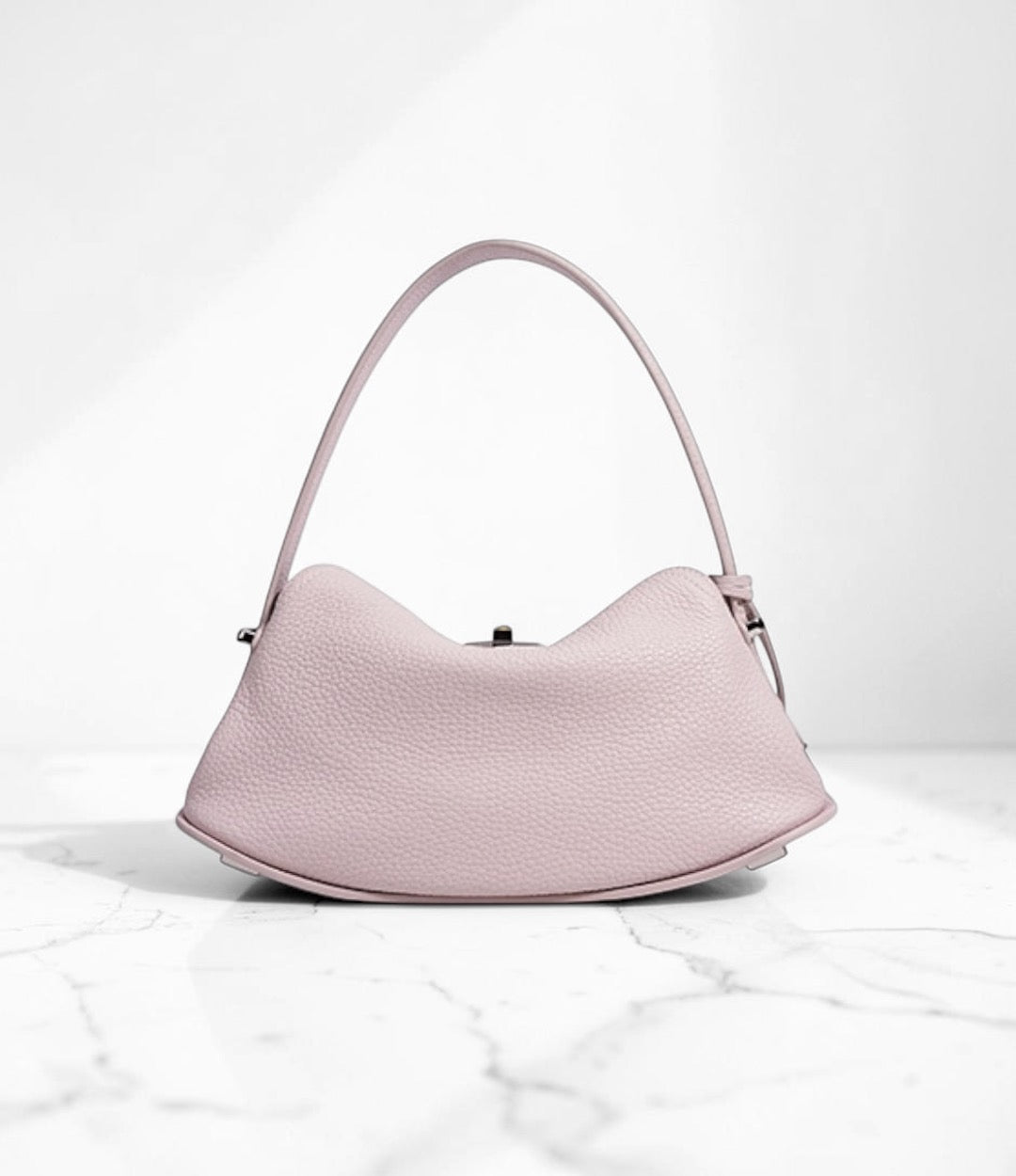 本革メタルバックルFLバッグ ピンク　背面写真  斜め掛けできる上品2WAYバッグ　ルビリア　LUVILIA