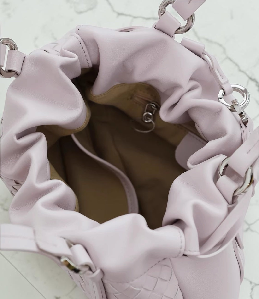 本革編み込み巾着ロングハンドルバッグ S.PINK 上品な横長フォルムの軽量レザーバッグ　LUVILIA ルビリア