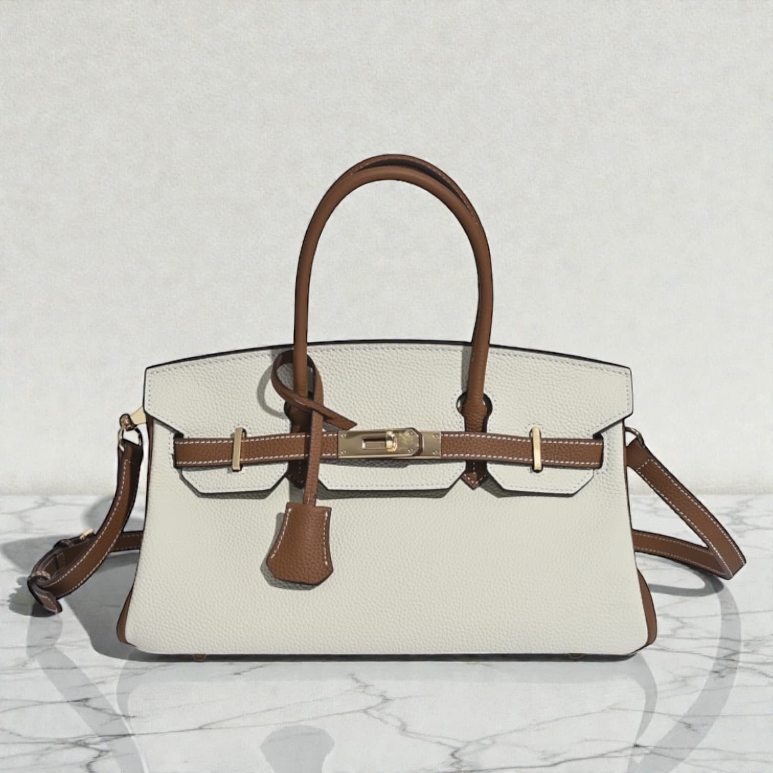 582 本革フロントベルトE&Wバッグ　 WHITE×BROWN ゴールド金具 通勤・セレモニー対応　ルビリア