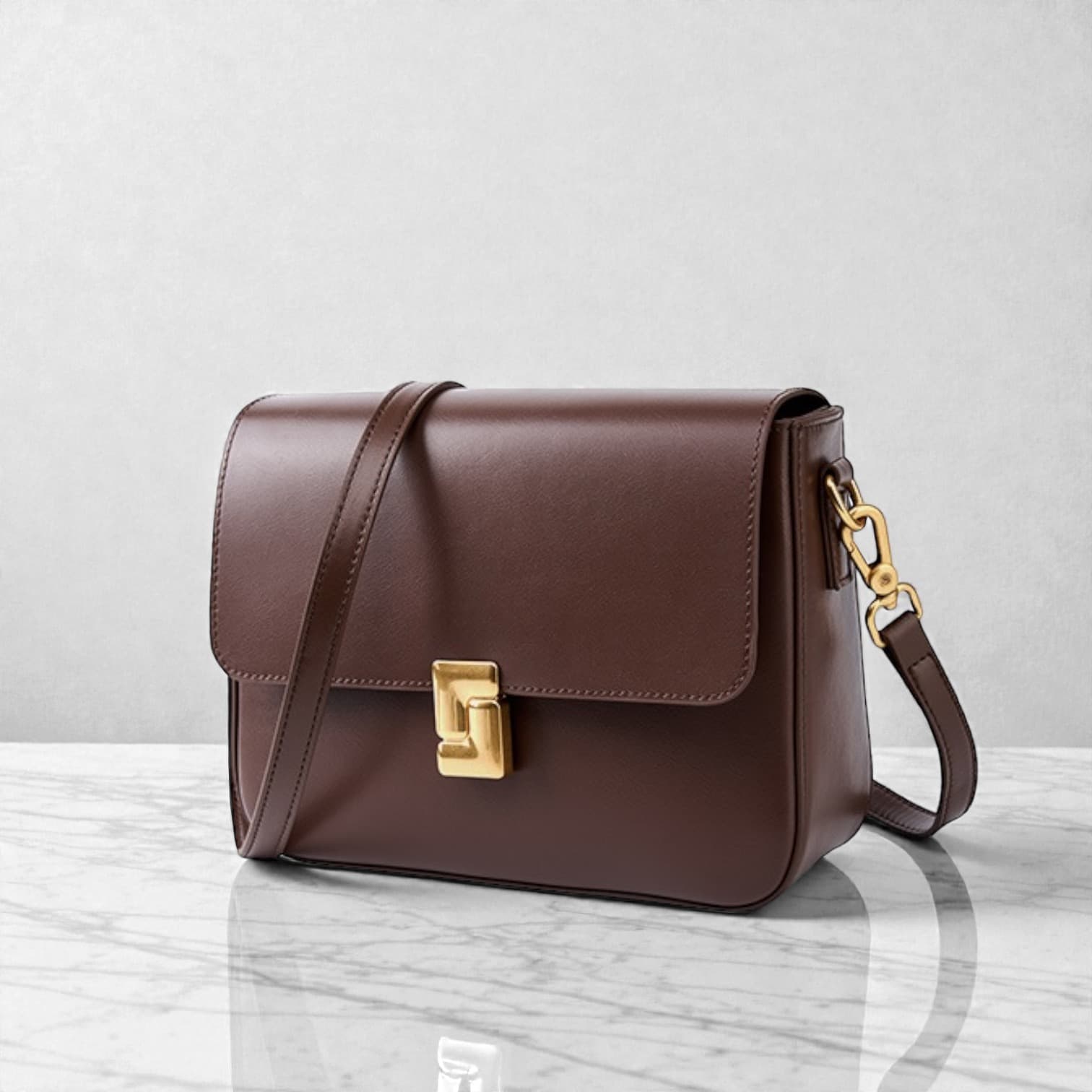 586 本革クラシカルBOXショルダーバッグ モカ｜艶レザーとゴールド金具で上品見え　ルビリア