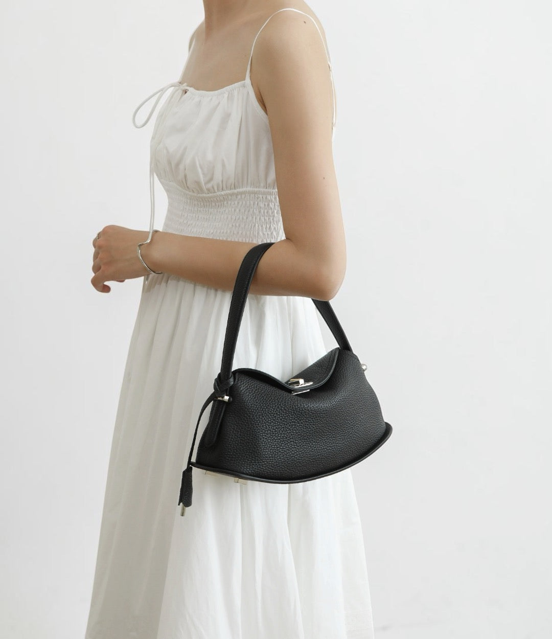 本革メタルバックルFLバッグ BLACK 着用写真  斜め掛けできる上品2WAYバッグ　ルビリア　LUVILIA