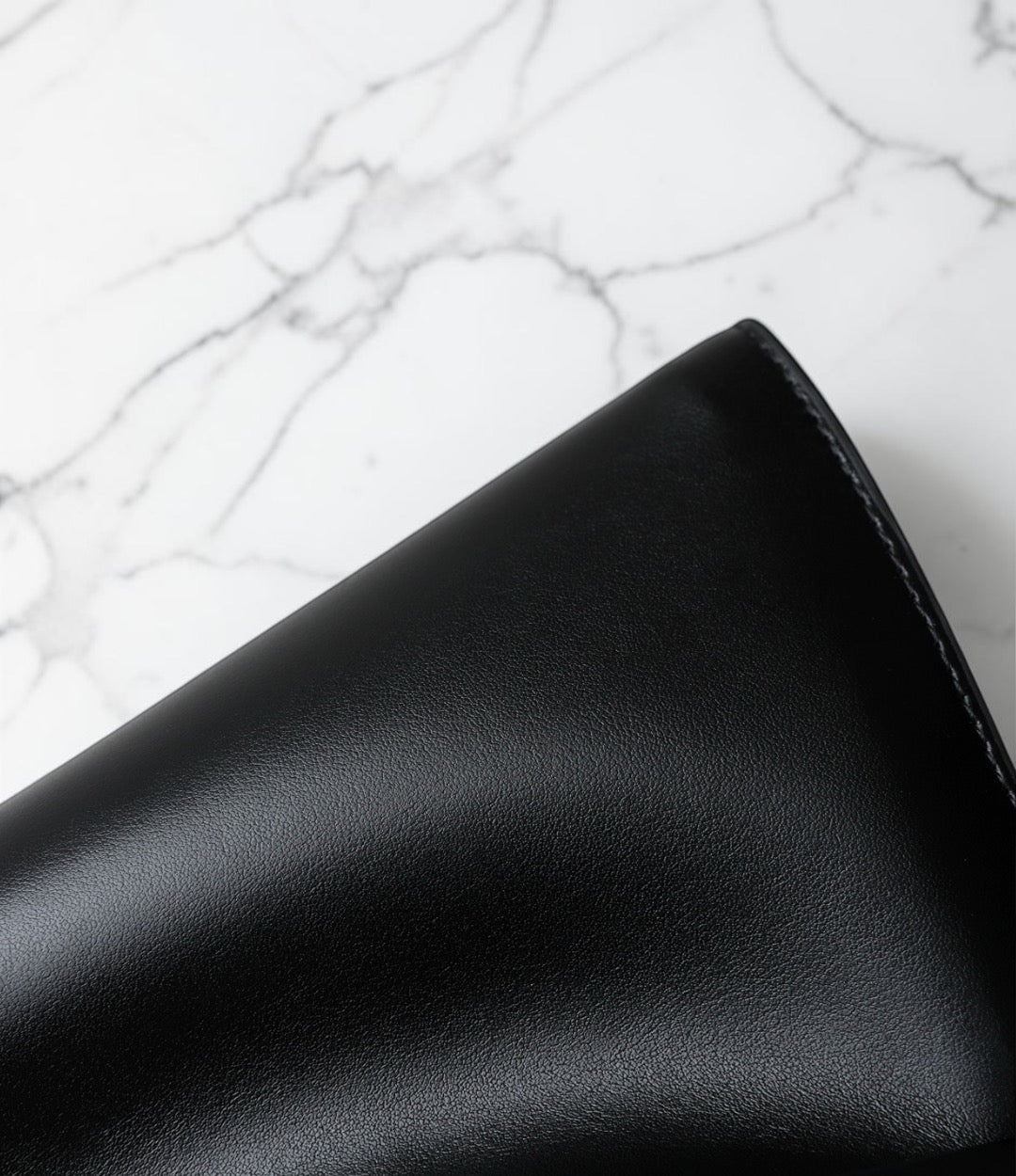 本革NAフレンチバッグ ブラック 革写真 艶のある牛革が高見えする上品ショルダーバッグ